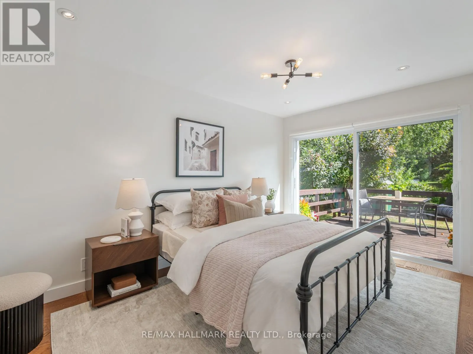 21 FAIRFAX CRESCENT