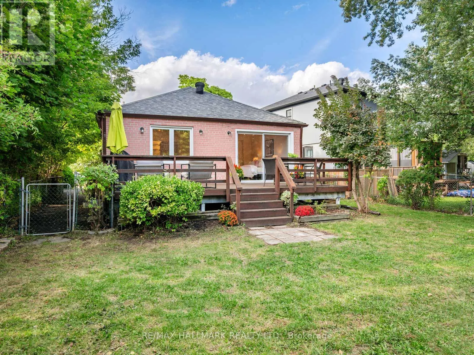 21 FAIRFAX CRESCENT