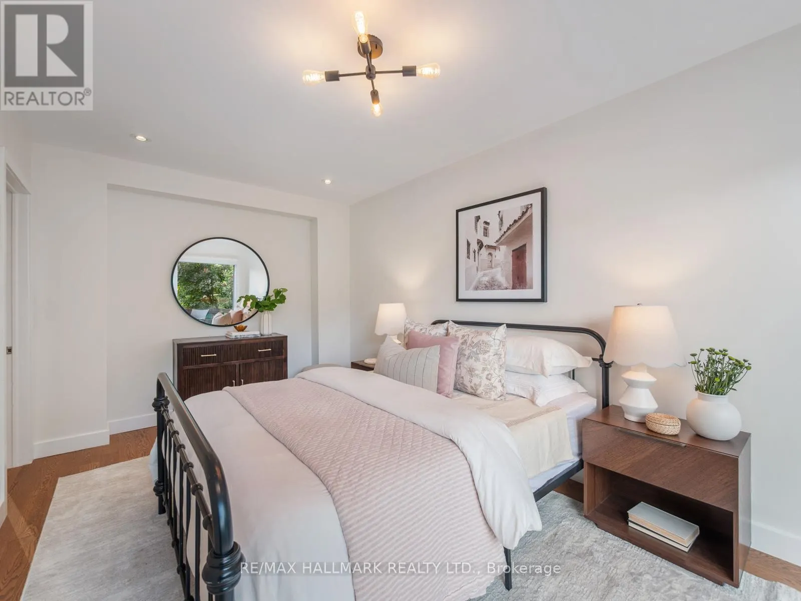 21 FAIRFAX CRESCENT