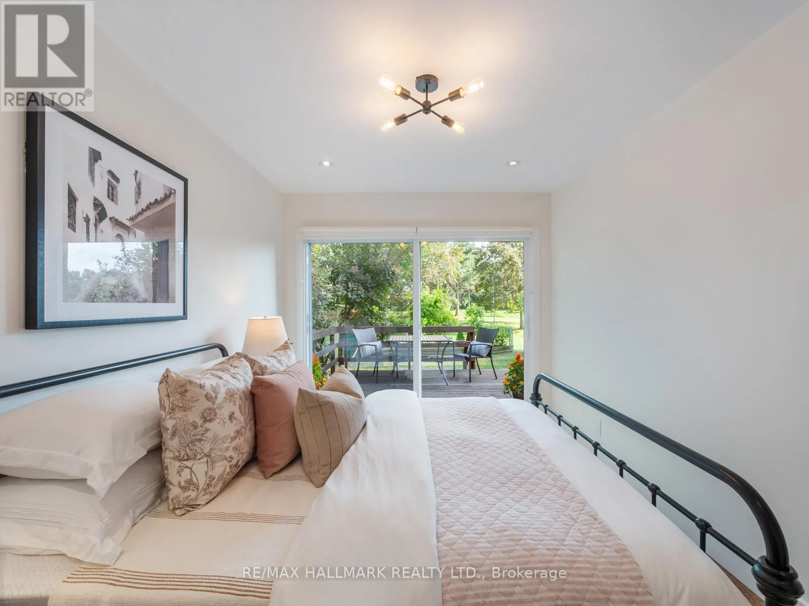 21 FAIRFAX CRESCENT