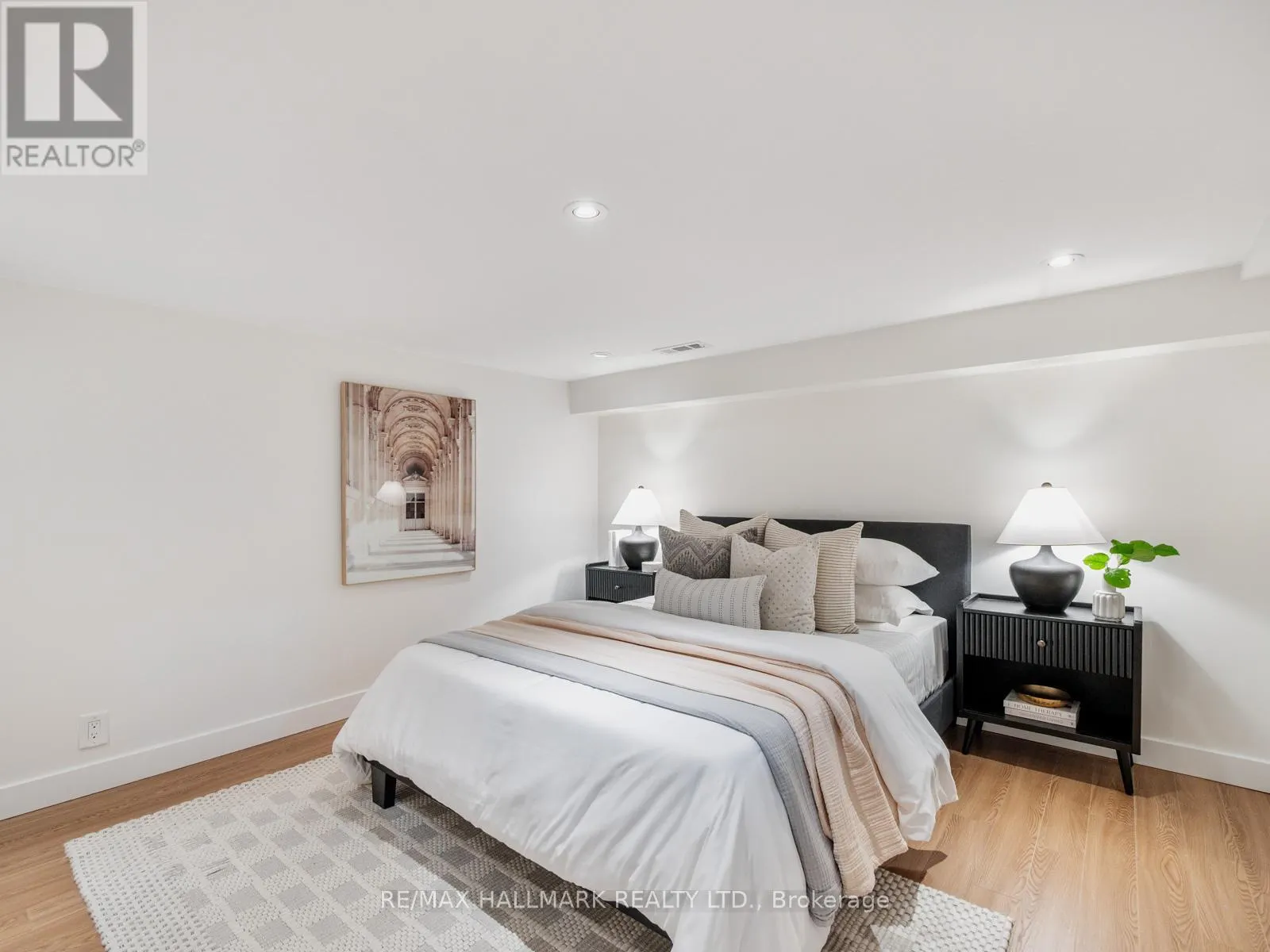 21 FAIRFAX CRESCENT