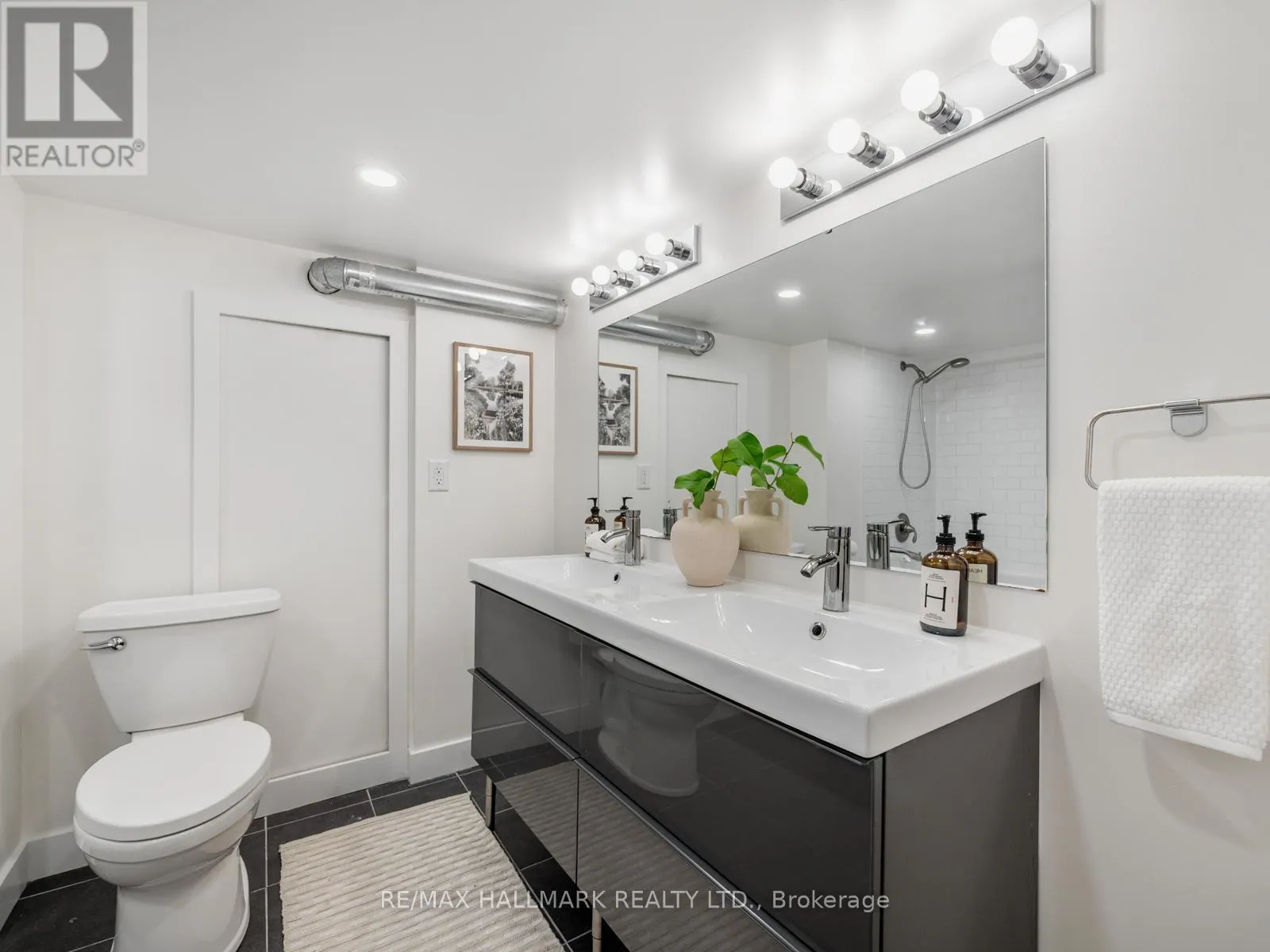 21 FAIRFAX CRESCENT