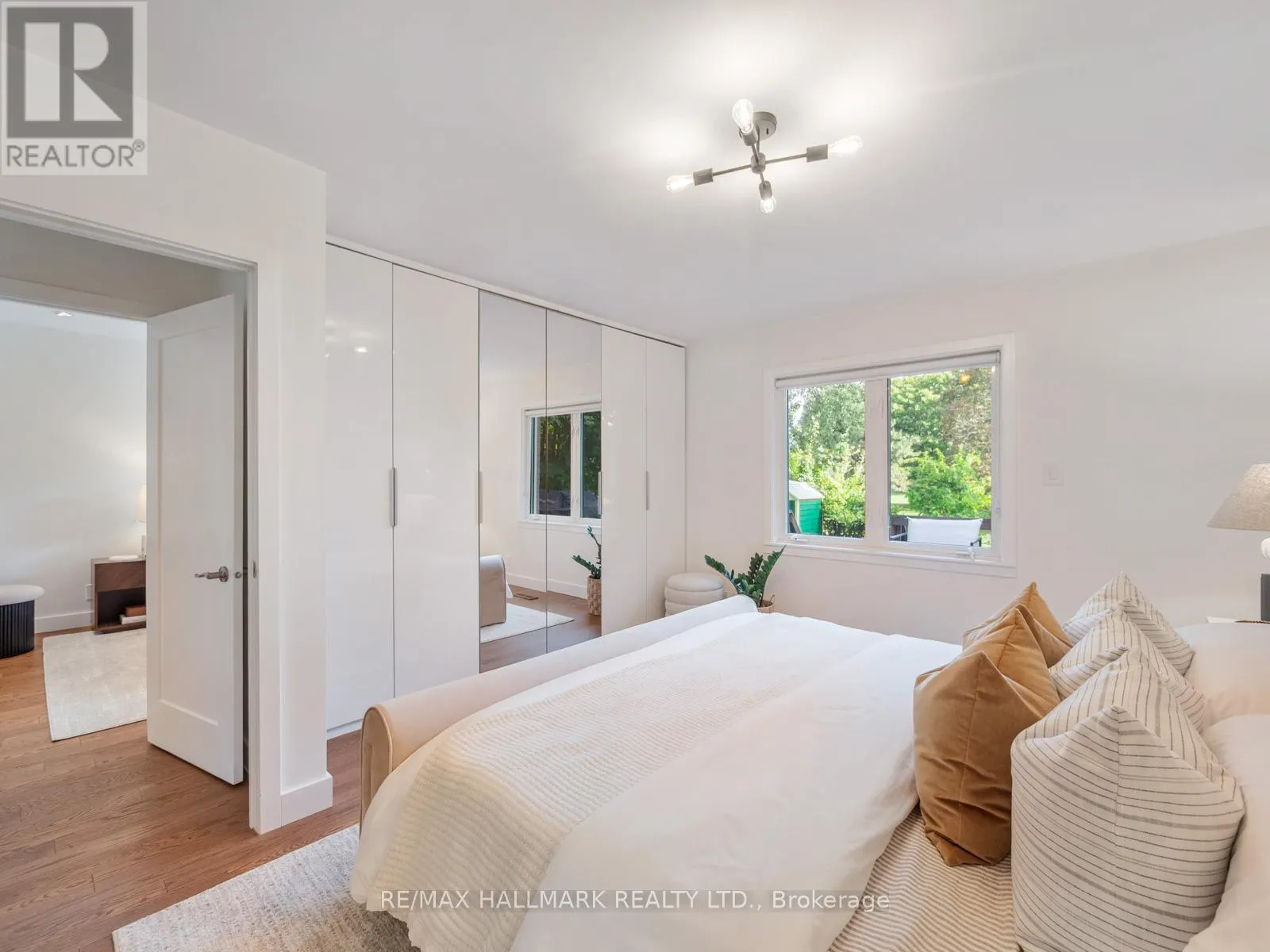 21 FAIRFAX CRESCENT