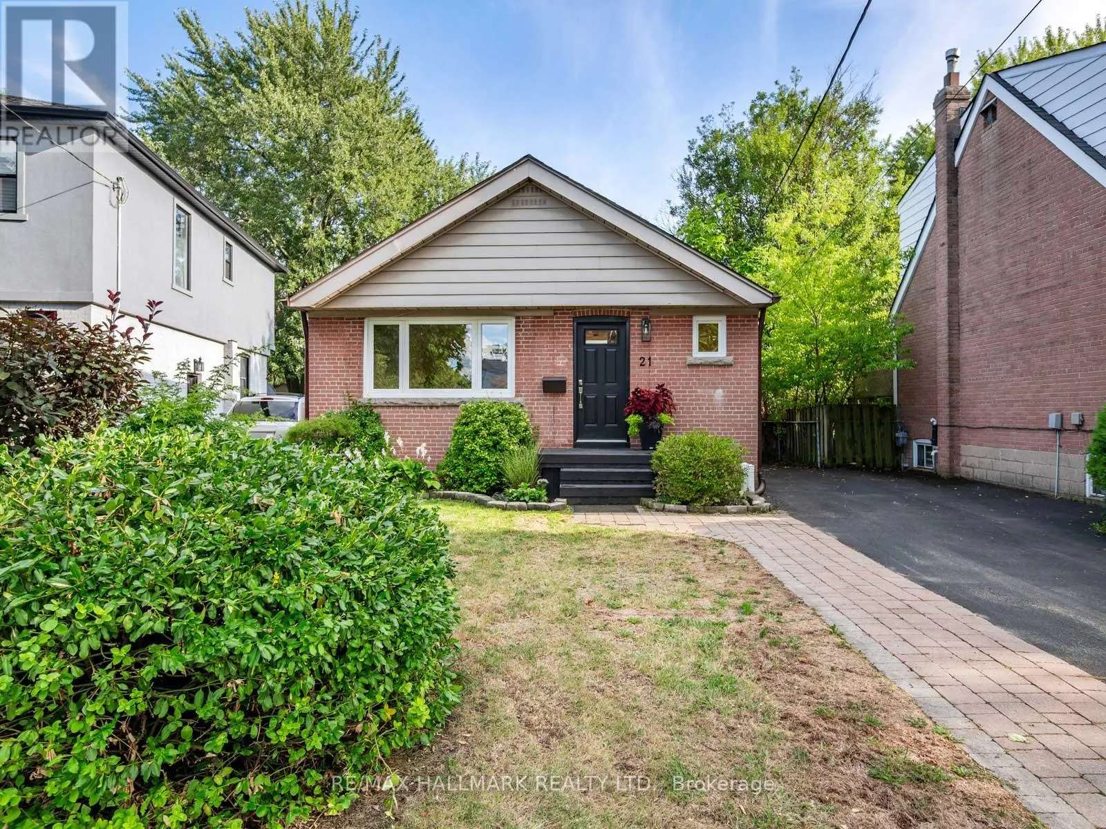 21 FAIRFAX CRESCENT