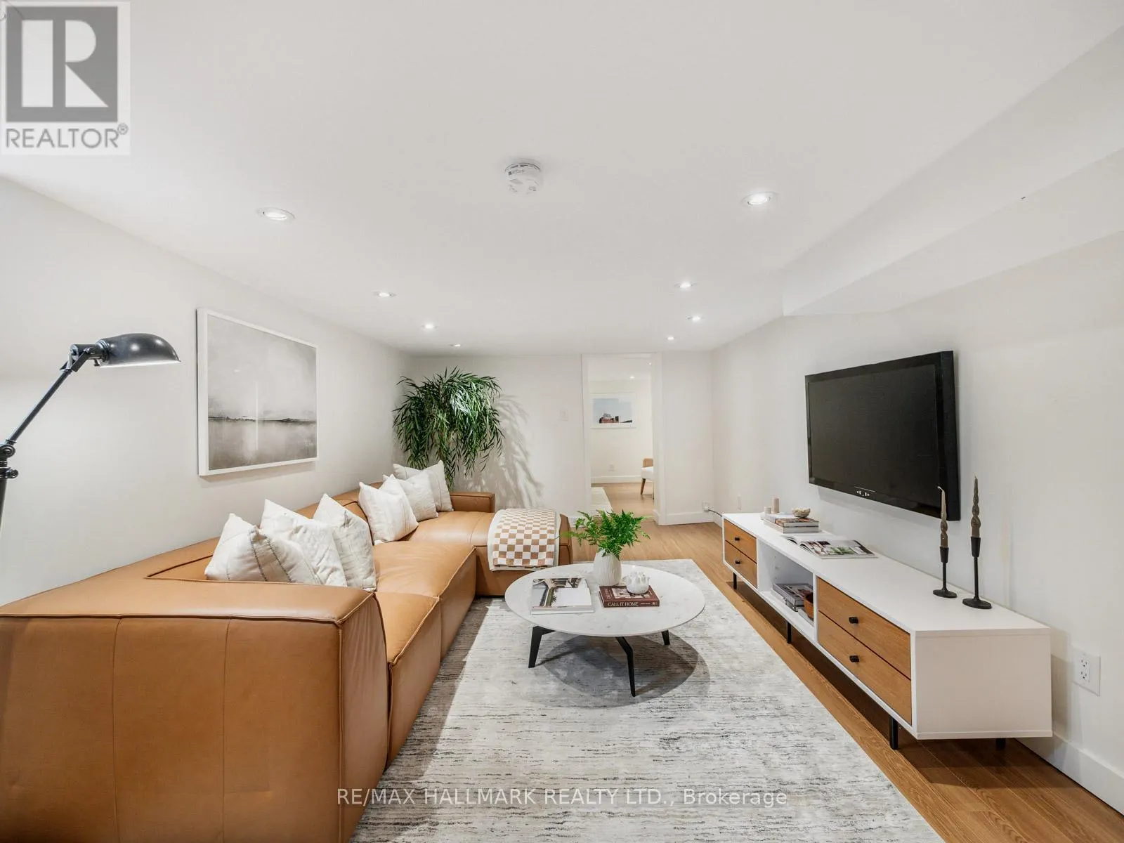 21 FAIRFAX CRESCENT