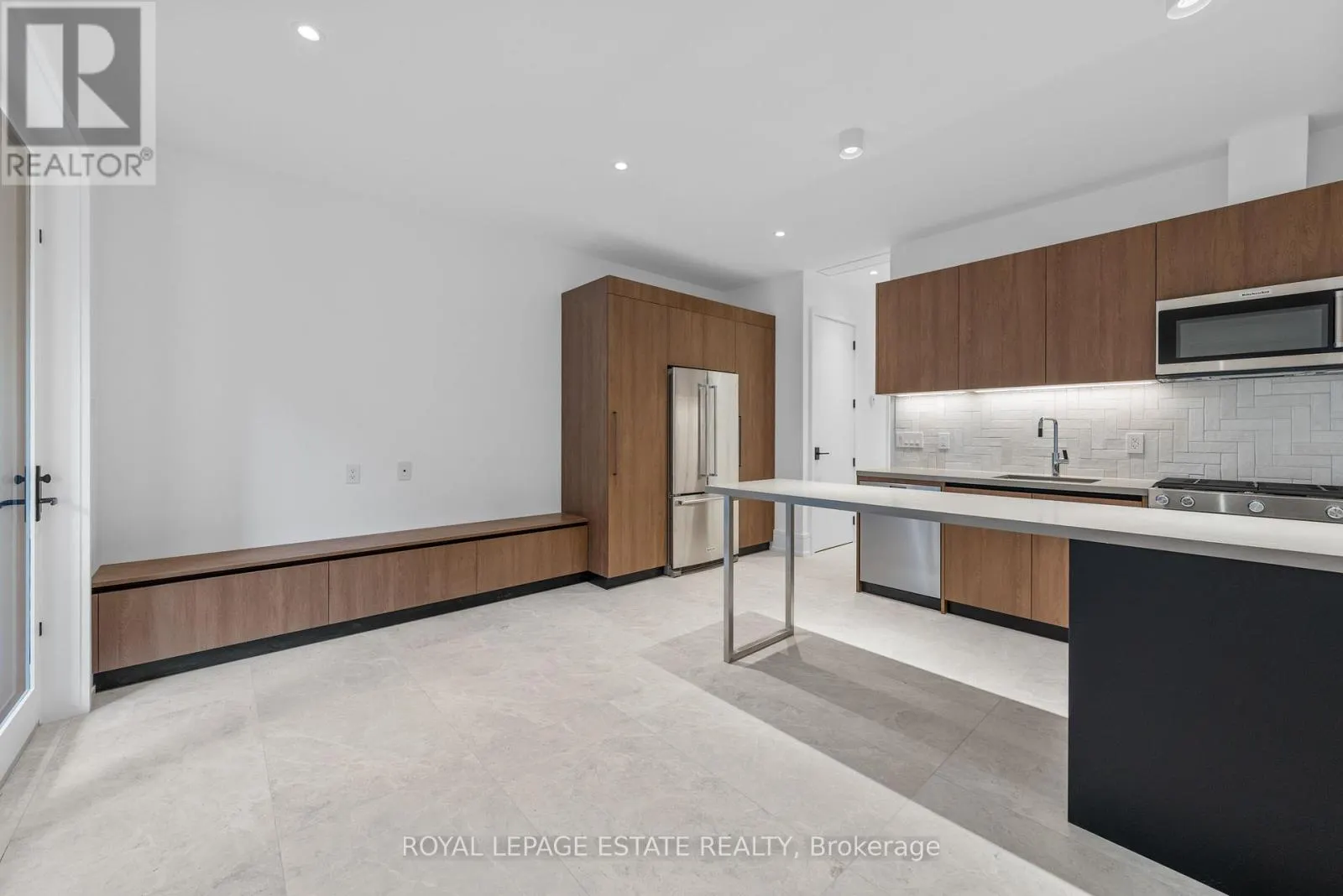 LOWER UNIT - 51 MACLEAN AVENUE