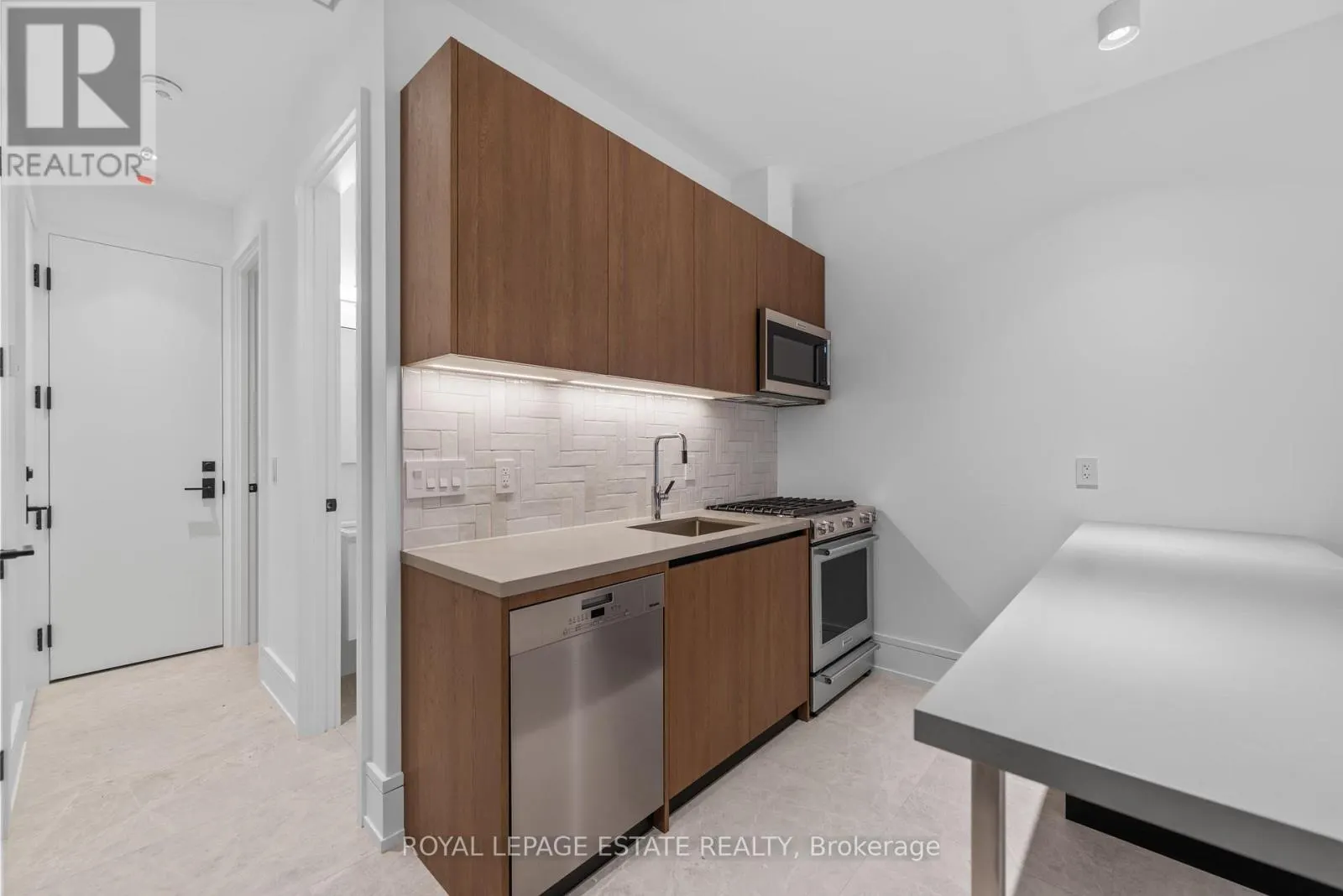LOWER UNIT - 51 MACLEAN AVENUE