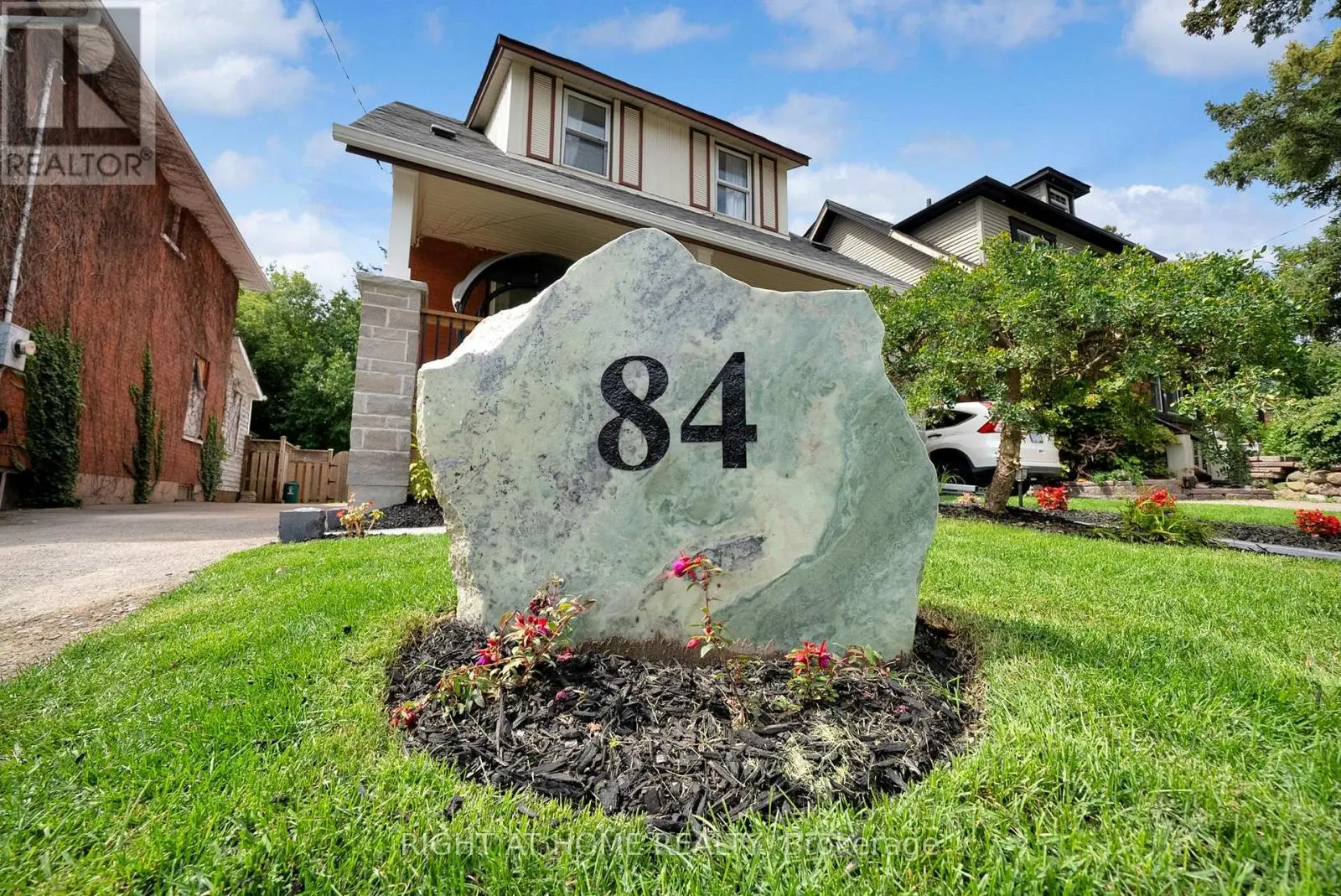 84 OSHAWA BOULEVARD N