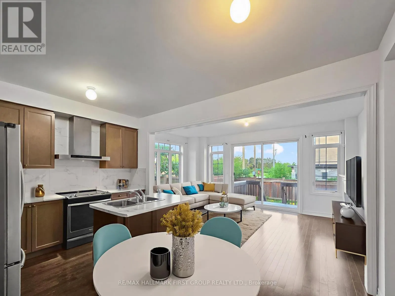 275 SHADOW PLACE