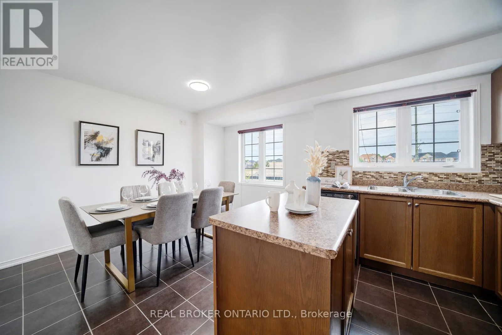 505 ROSSLAND ROAD E