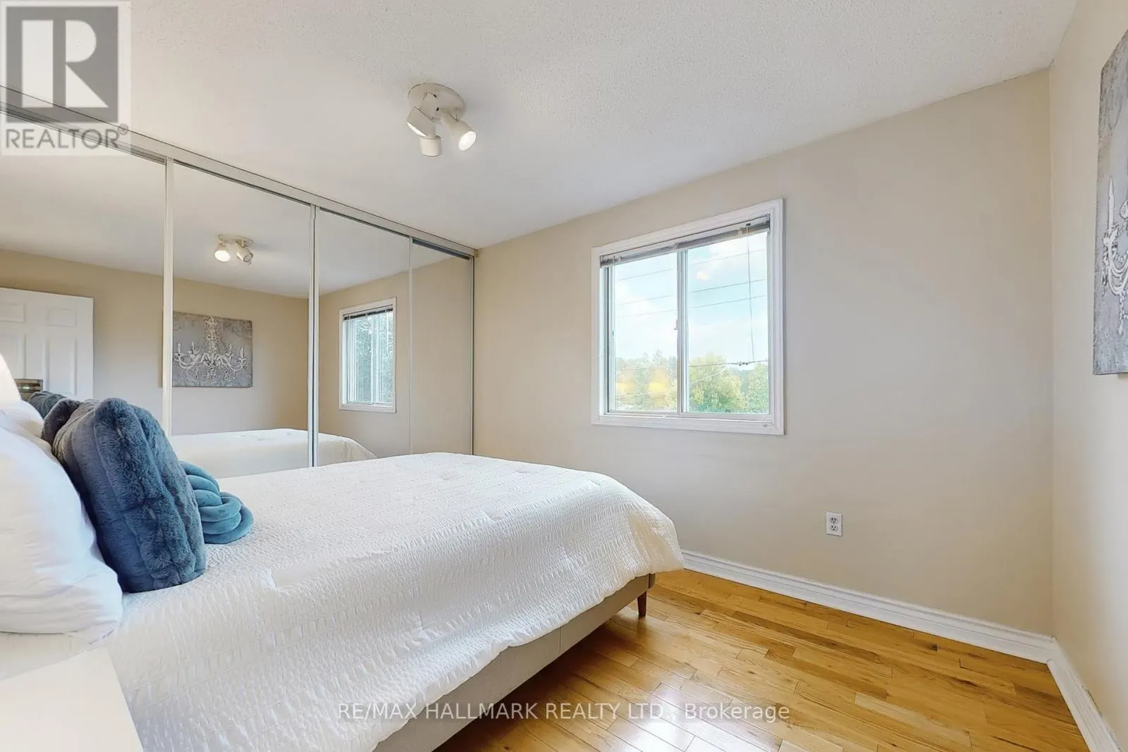 6 GRADWELL DRIVE