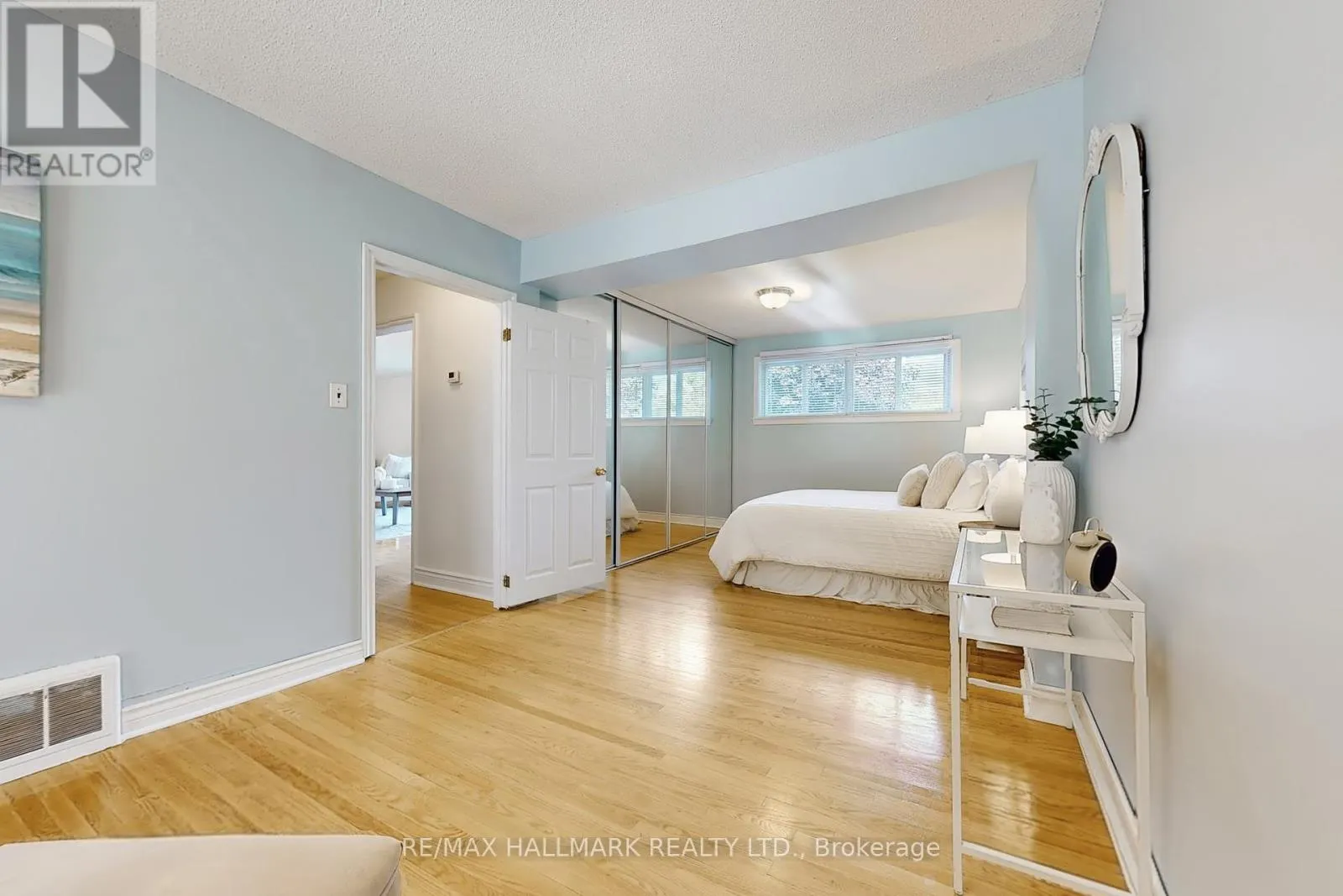 6 GRADWELL DRIVE