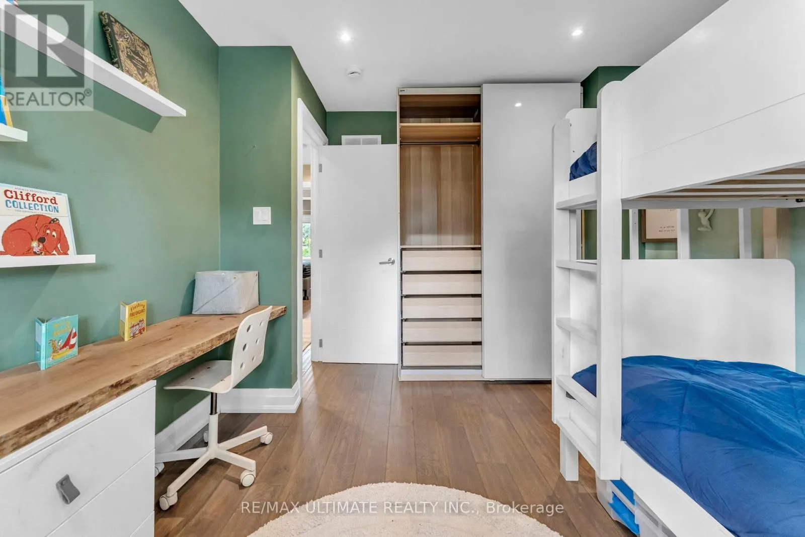 10 OAKDENE CRESCENT