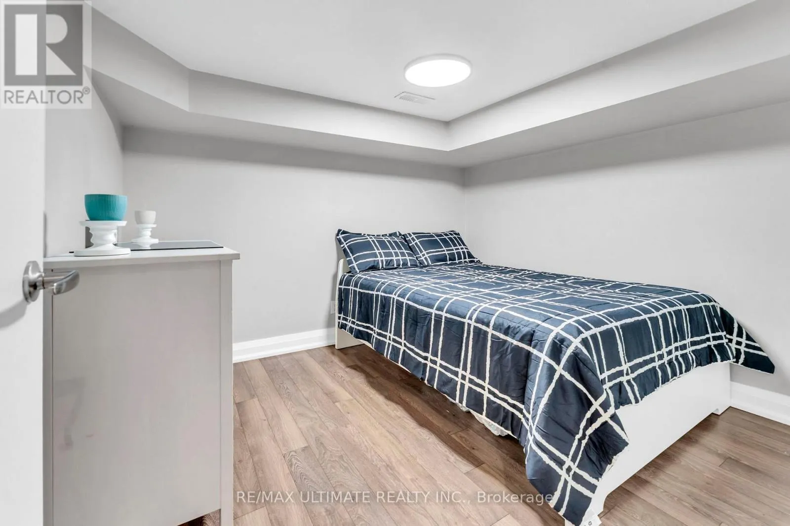 10 OAKDENE CRESCENT