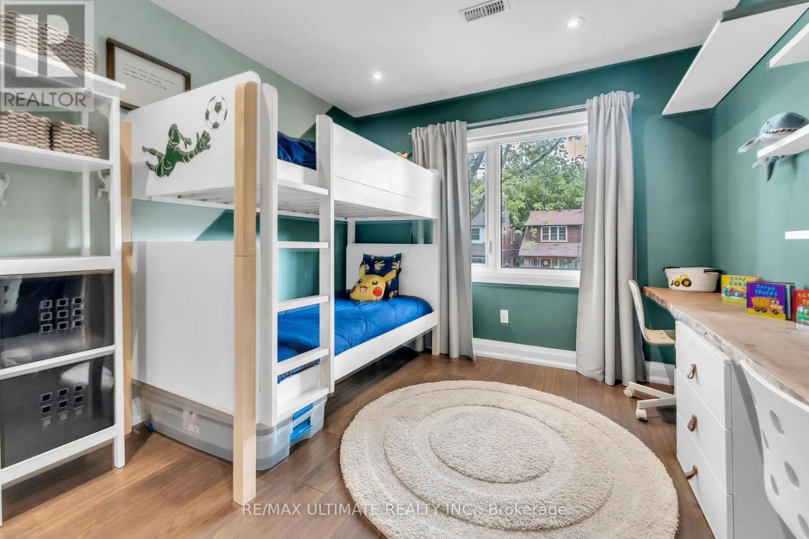 10 OAKDENE CRESCENT