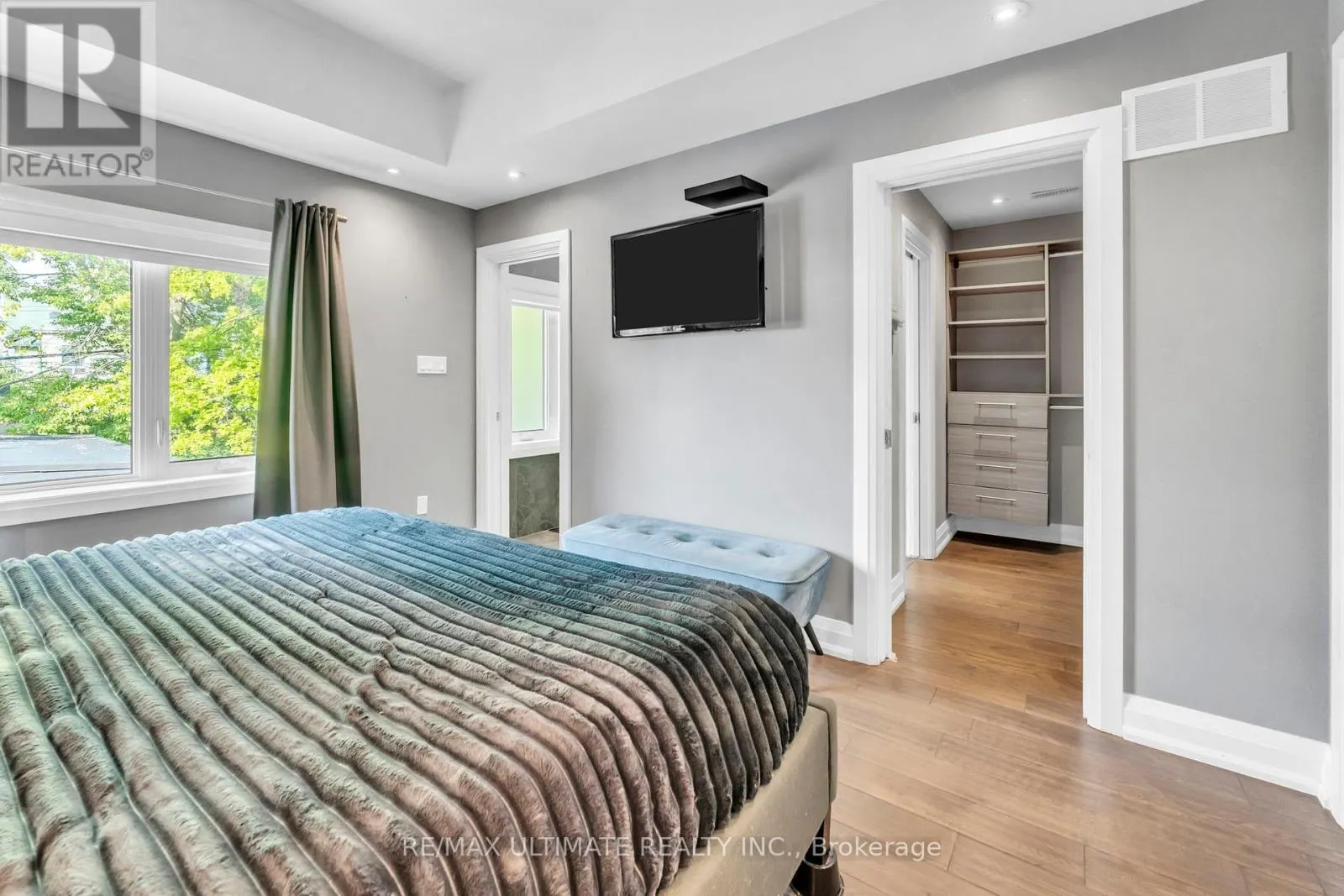 10 OAKDENE CRESCENT