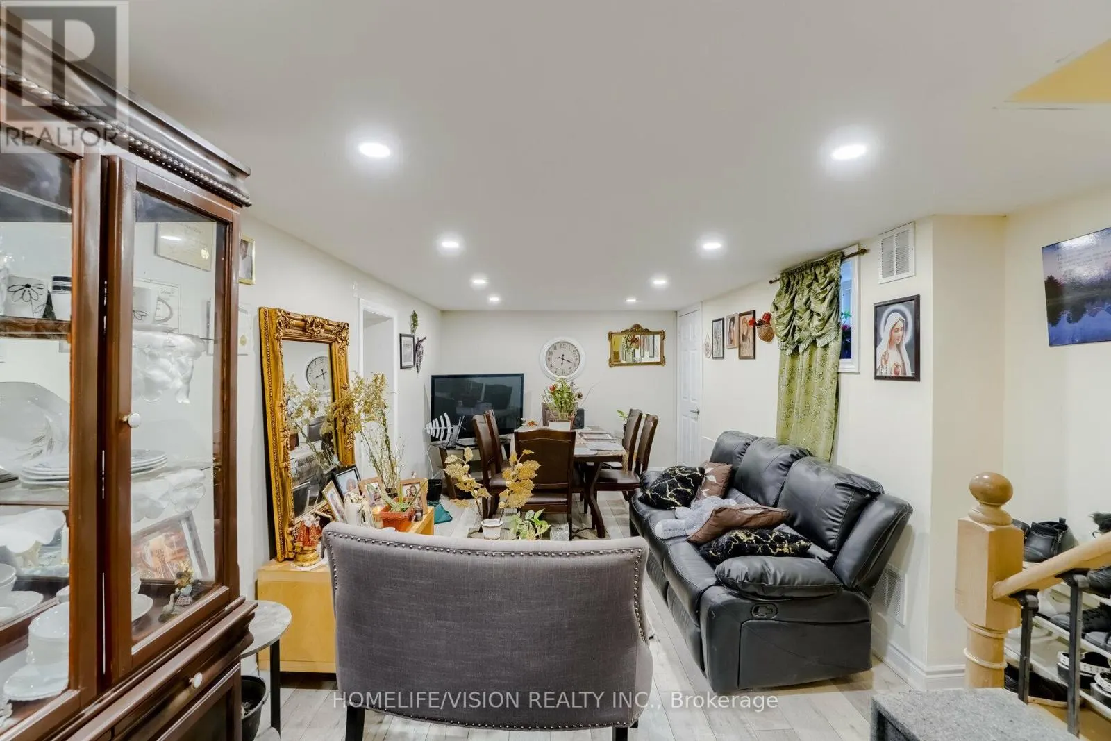 44 ARMITAGE DRIVE