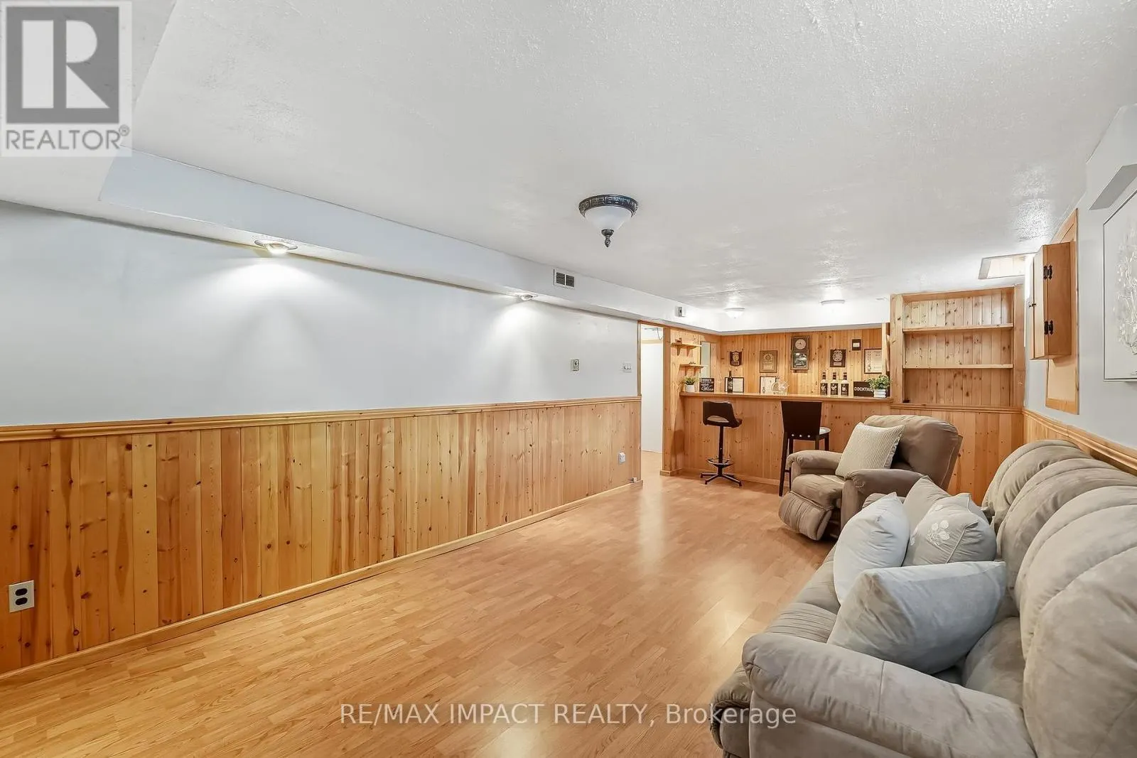 1506 FENELON CRESCENT