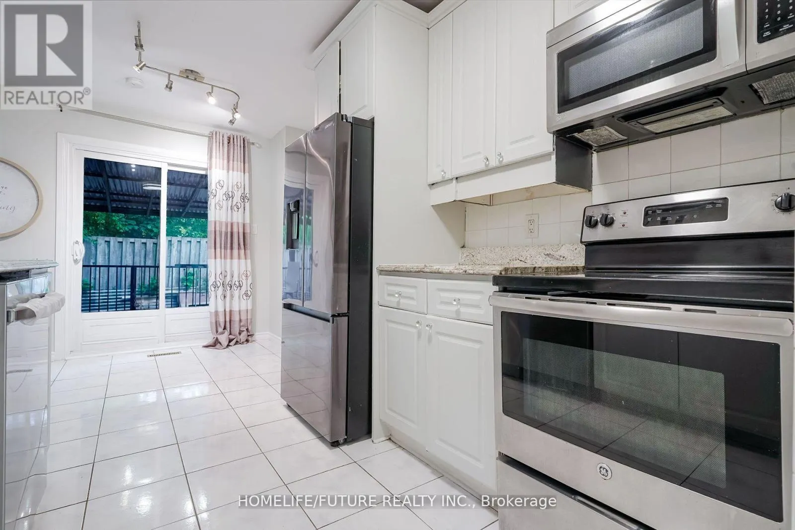 MAIN & 2ND FLR - 47 CARISBROOKE SQUARE