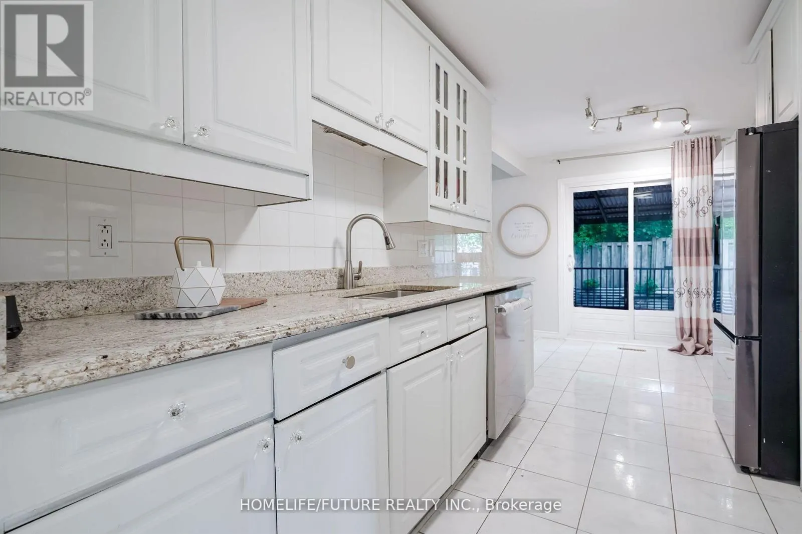MAIN & 2ND FLR - 47 CARISBROOKE SQUARE