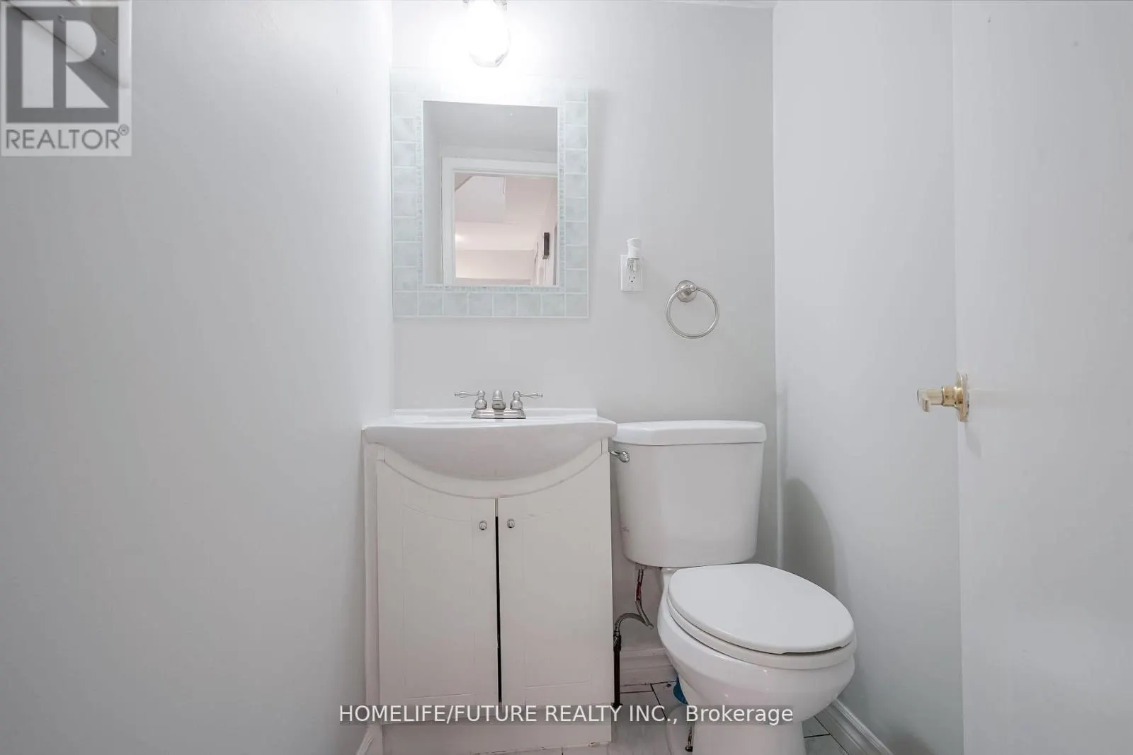 MAIN & 2ND FLR - 47 CARISBROOKE SQUARE