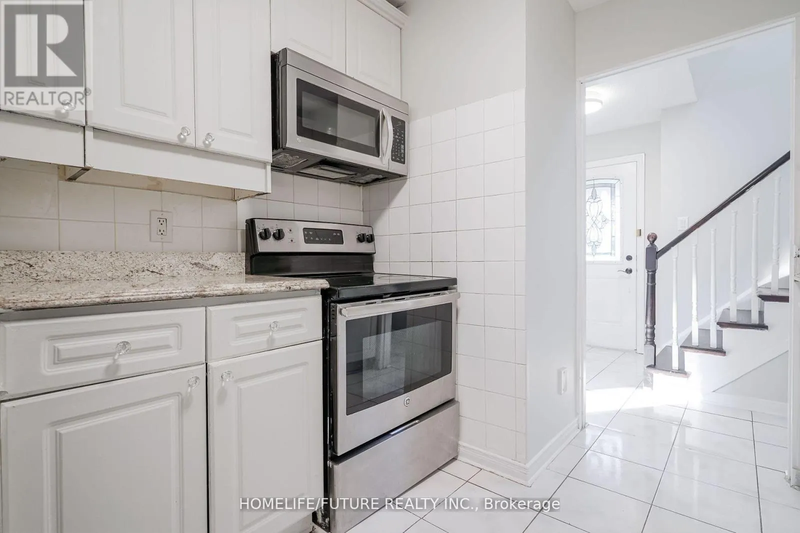 MAIN & 2ND FLR - 47 CARISBROOKE SQUARE
