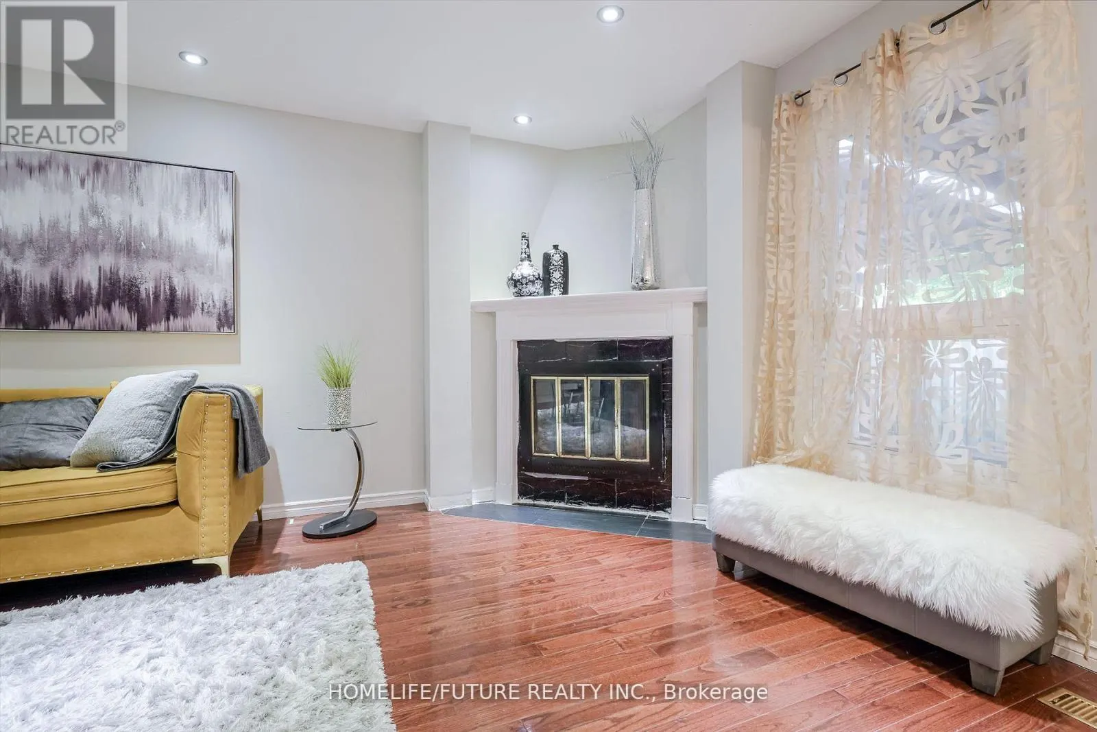MAIN & 2ND FLR - 47 CARISBROOKE SQUARE
