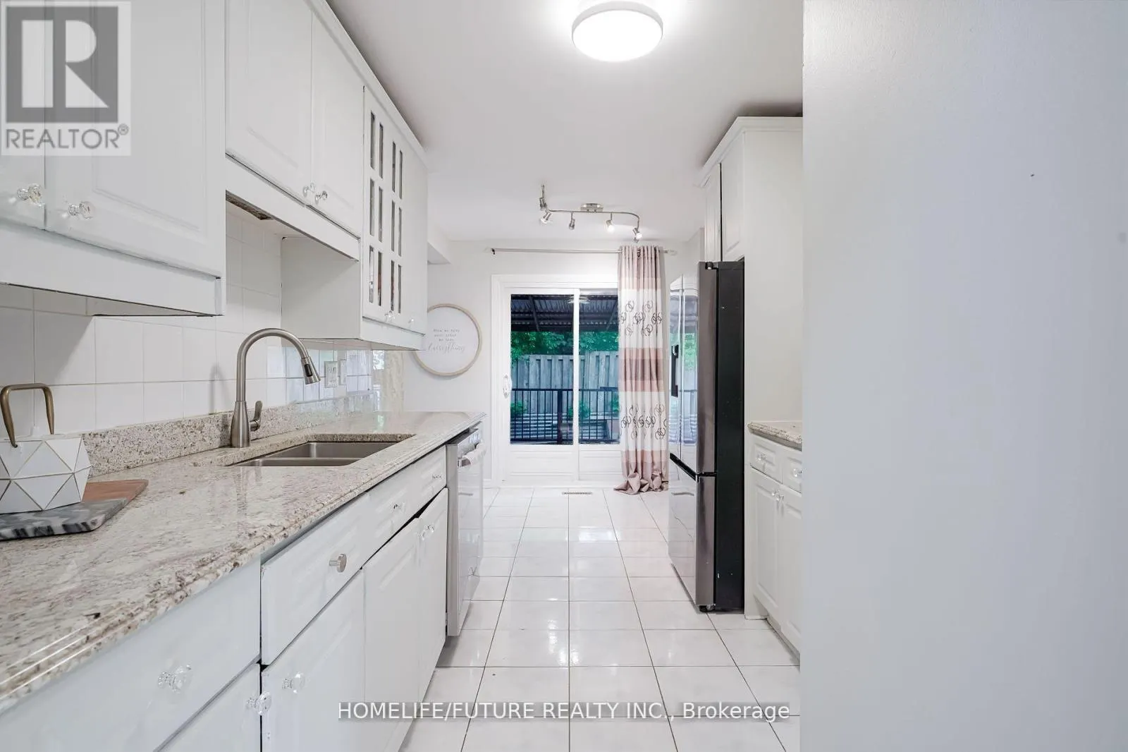 MAIN & 2ND FLR - 47 CARISBROOKE SQUARE