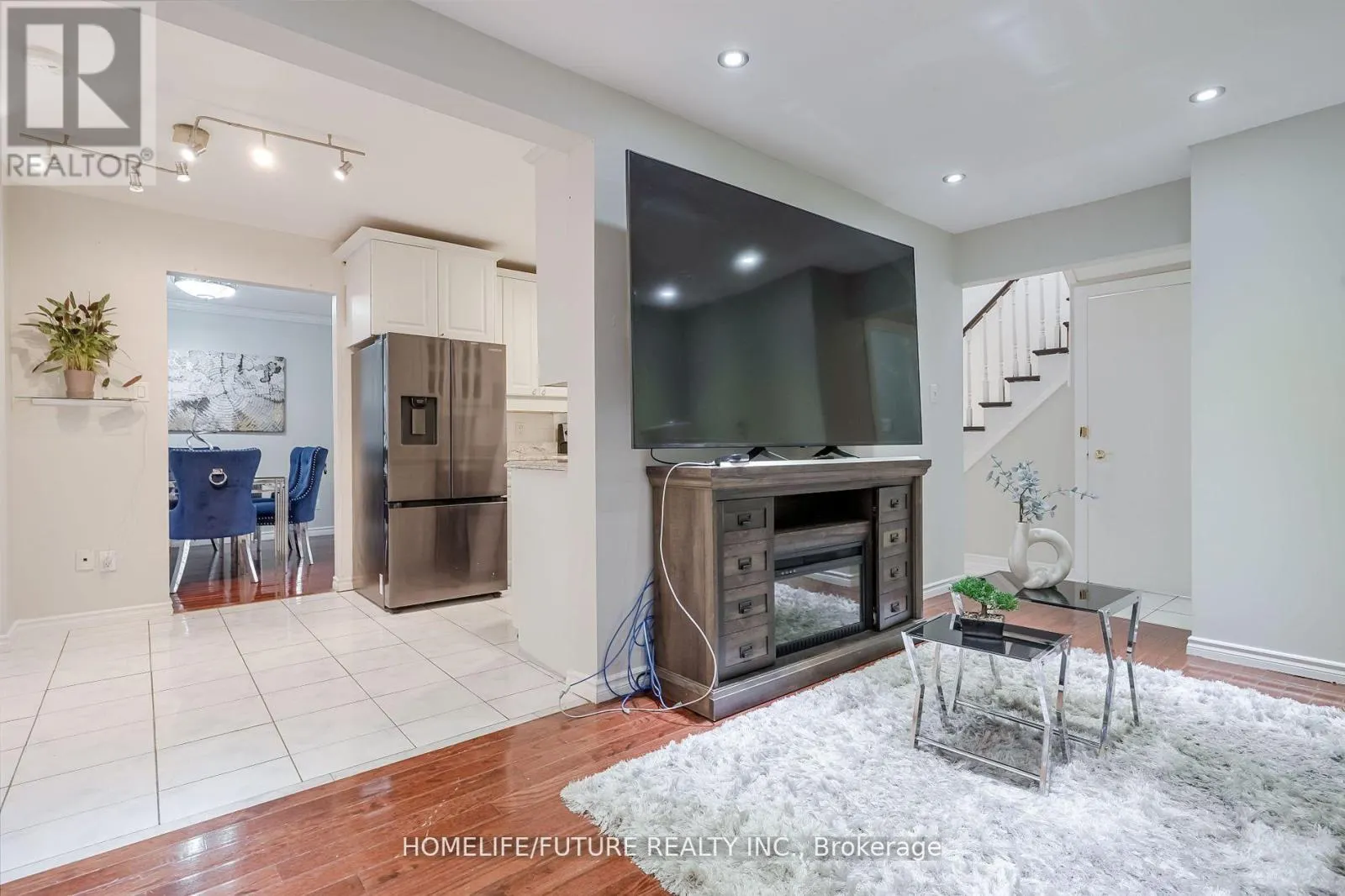 MAIN & 2ND FLR - 47 CARISBROOKE SQUARE