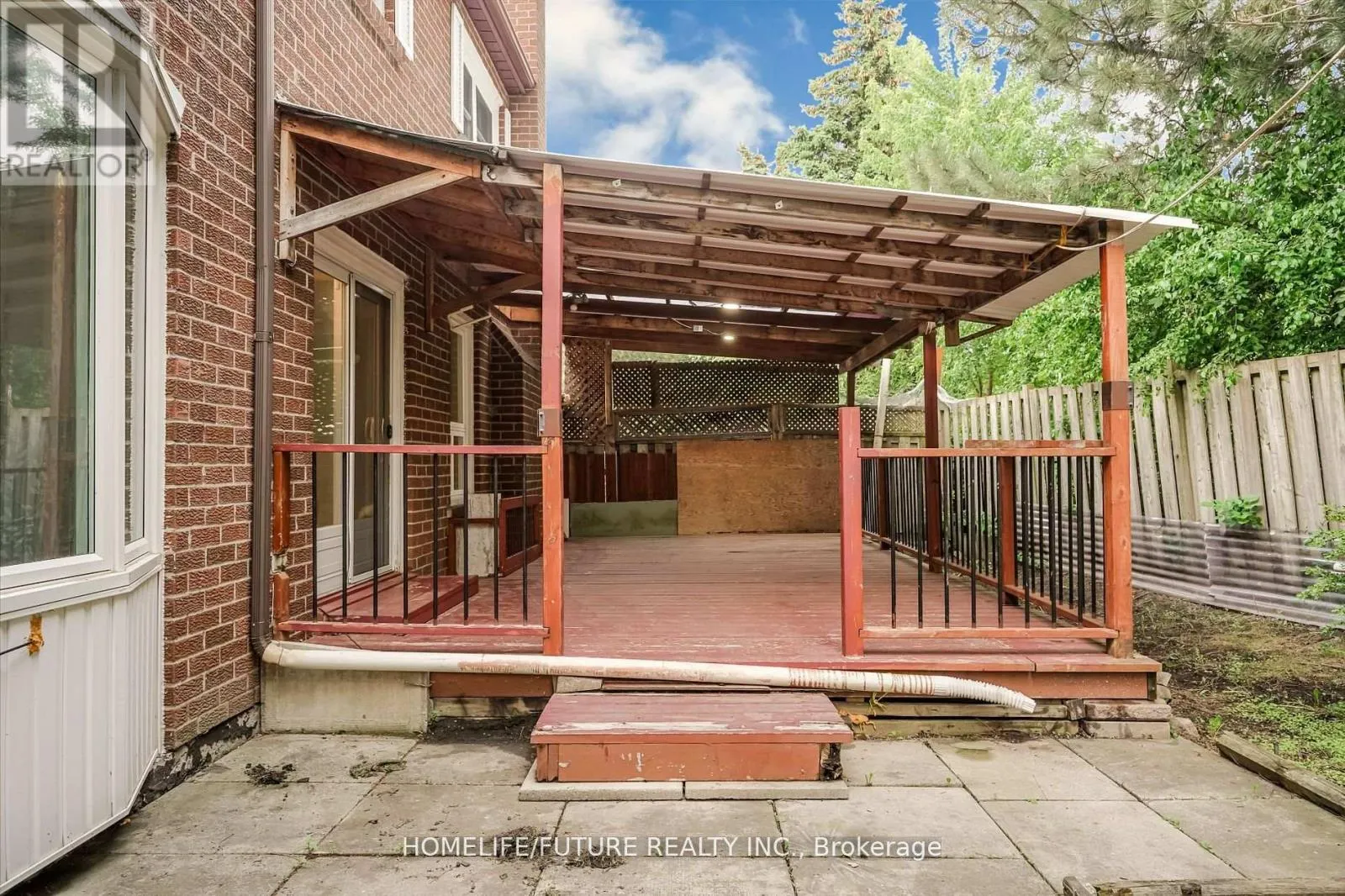 MAIN & 2ND FLR - 47 CARISBROOKE SQUARE