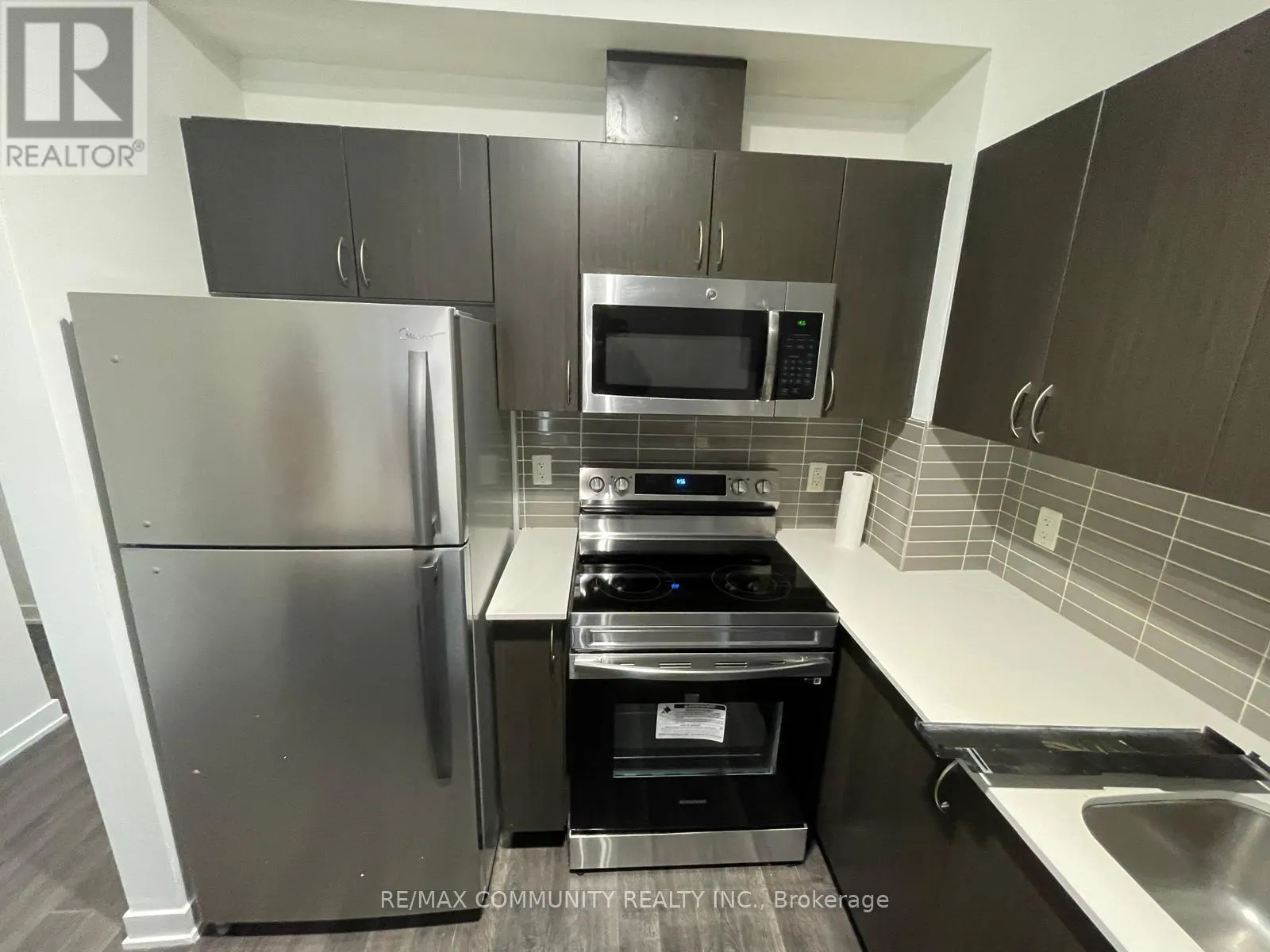 216 - 3560 ST CLAIR AVENUE E