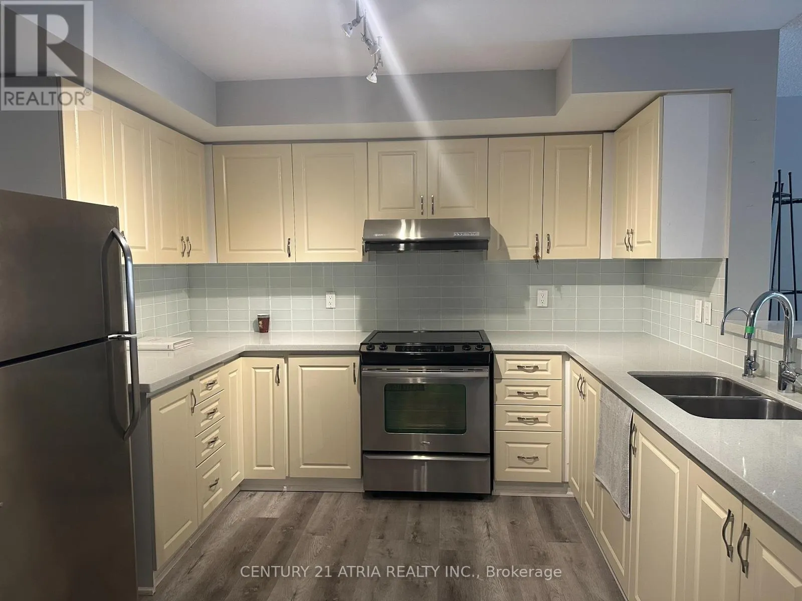 527 - 1881 MCNICOLL AVENUE