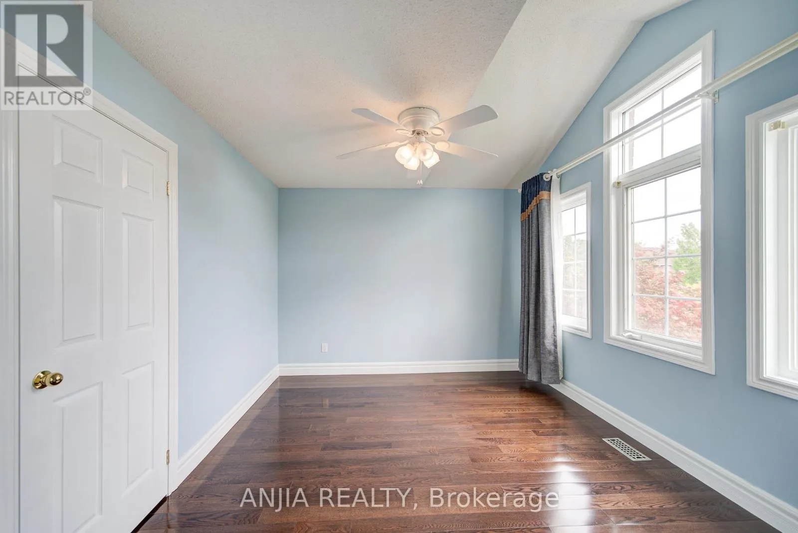 10 THISTLEDOWN CRESCENT