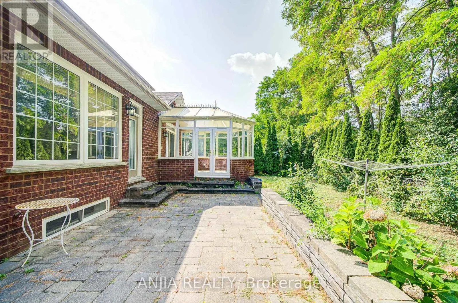10 THISTLEDOWN CRESCENT