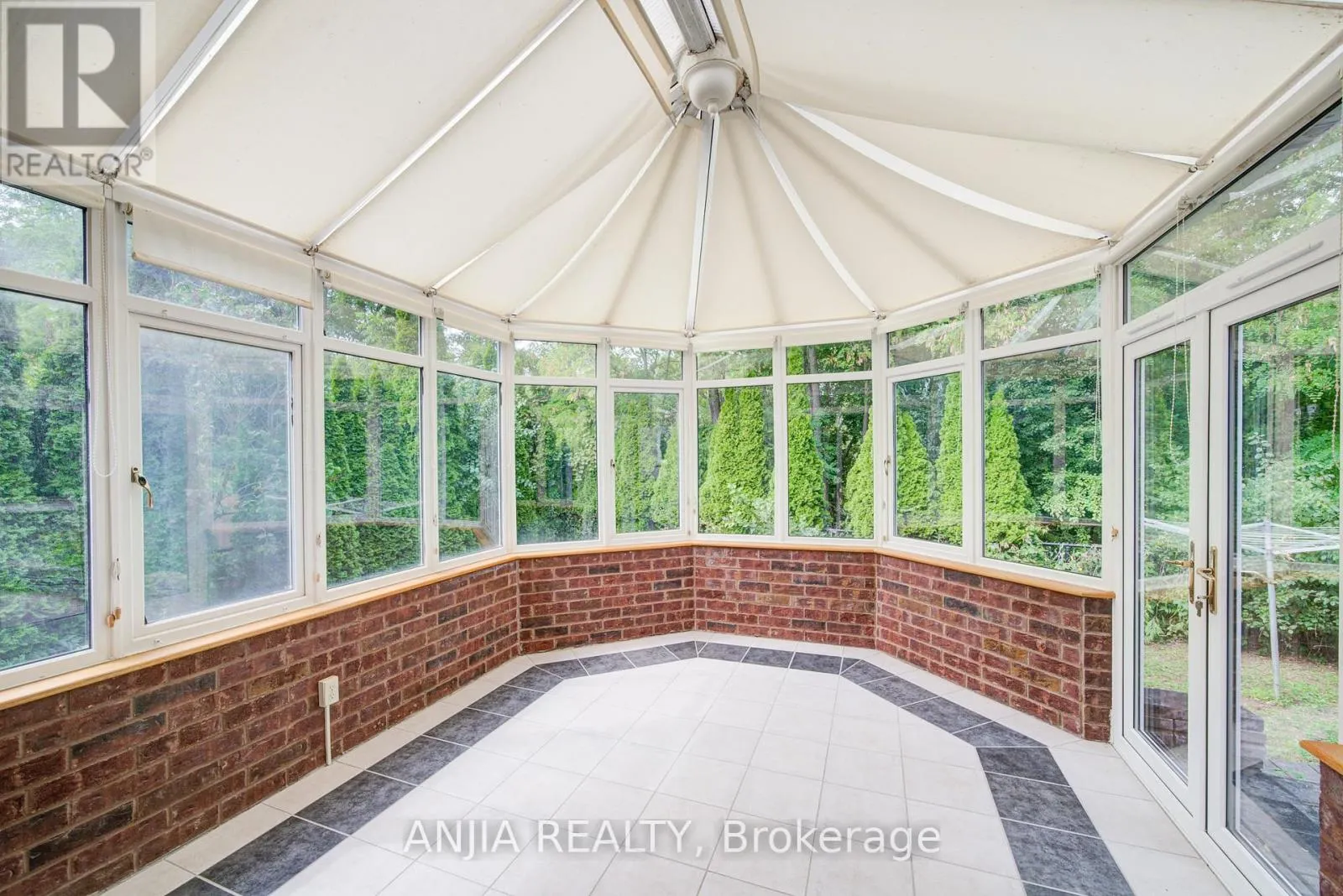 10 THISTLEDOWN CRESCENT