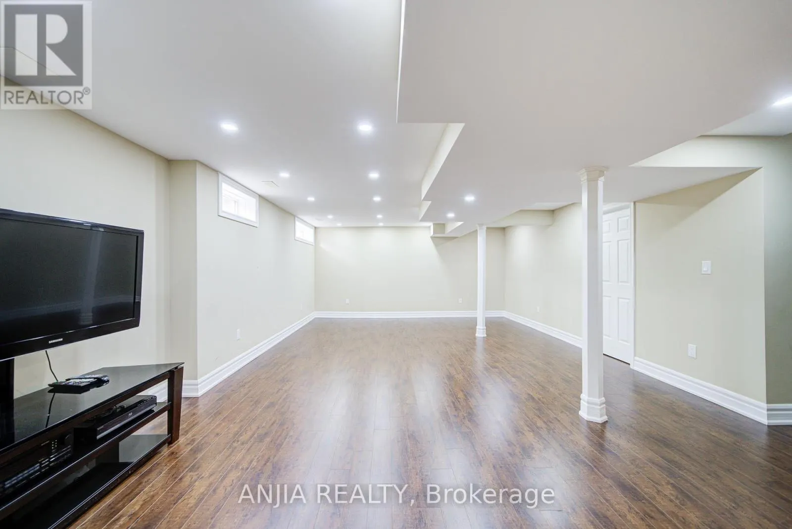 10 THISTLEDOWN CRESCENT