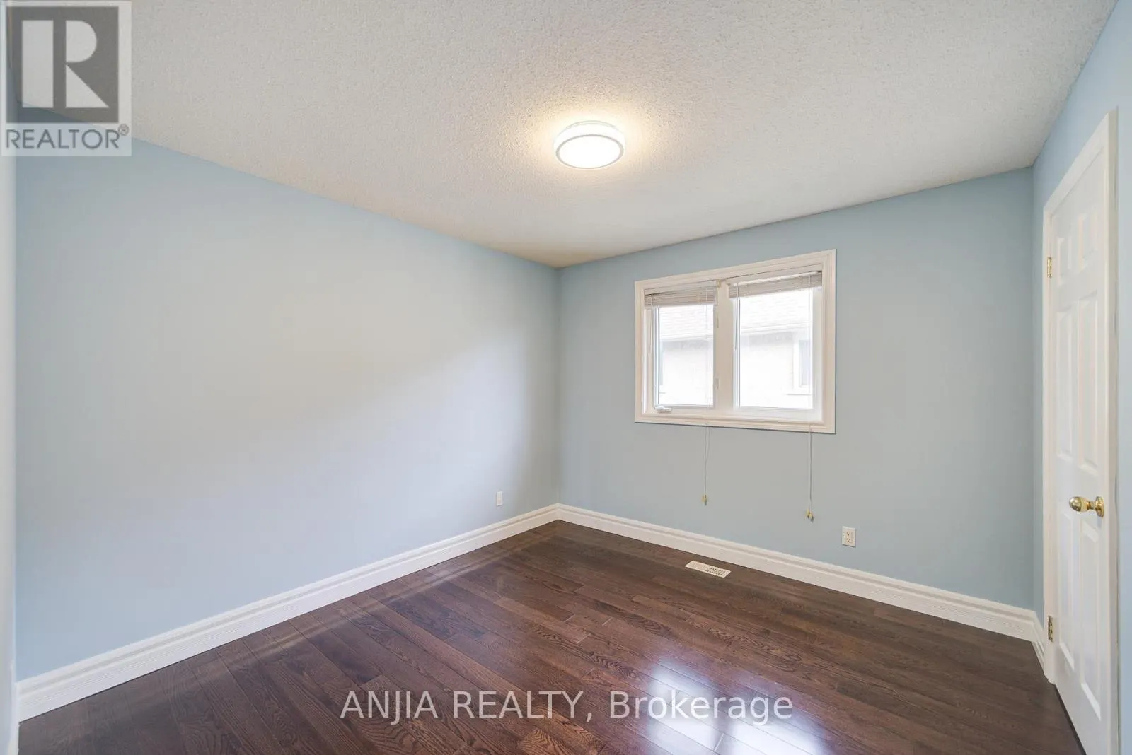 10 THISTLEDOWN CRESCENT