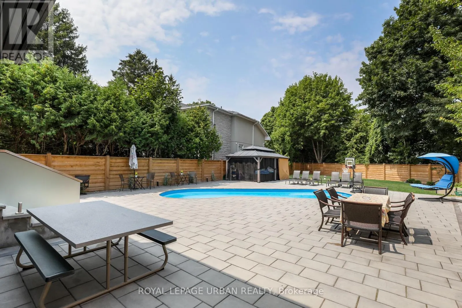 182 PARKVIEW HILL CRESCENT