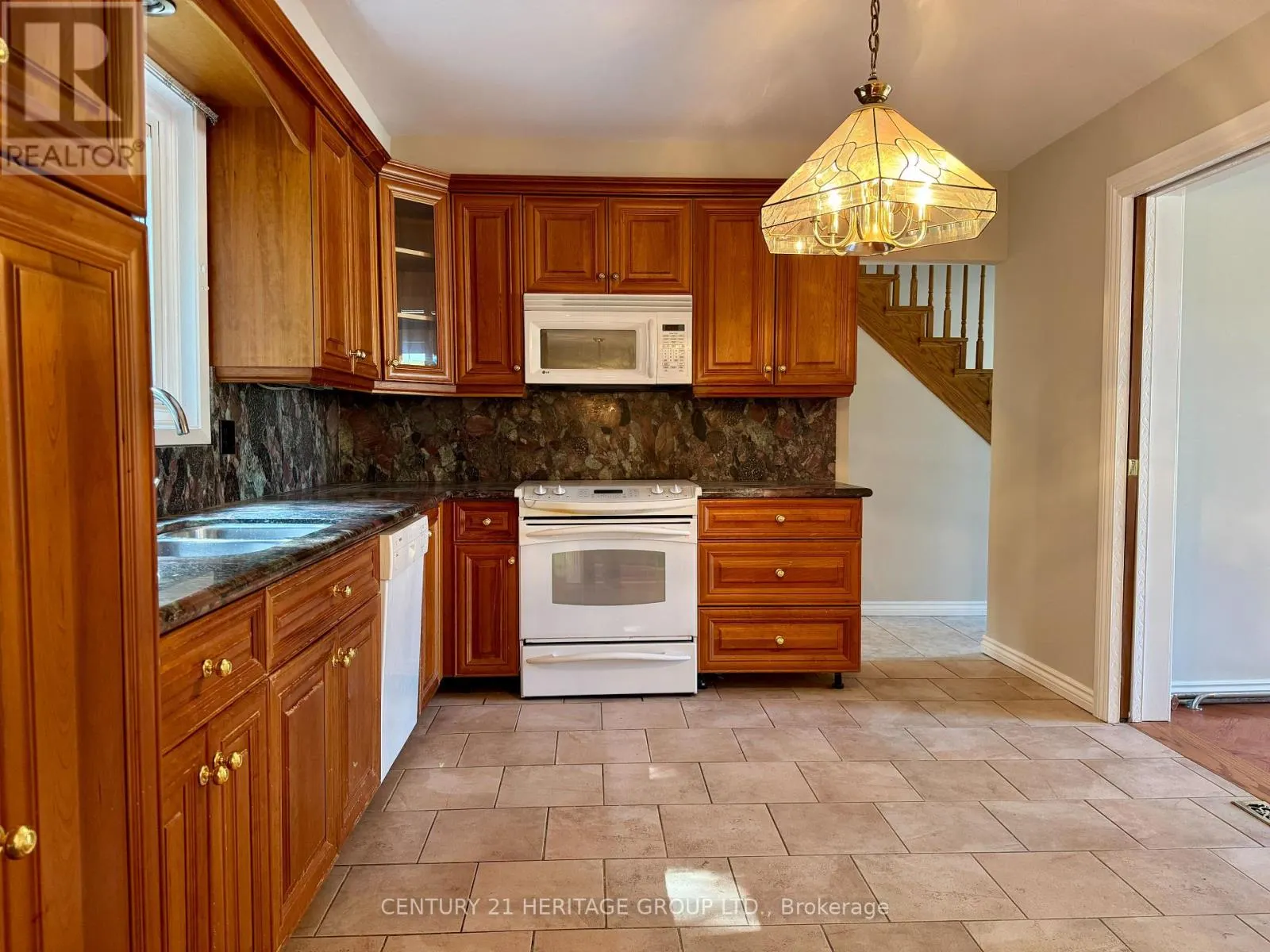 584 ARNHEM DRIVE