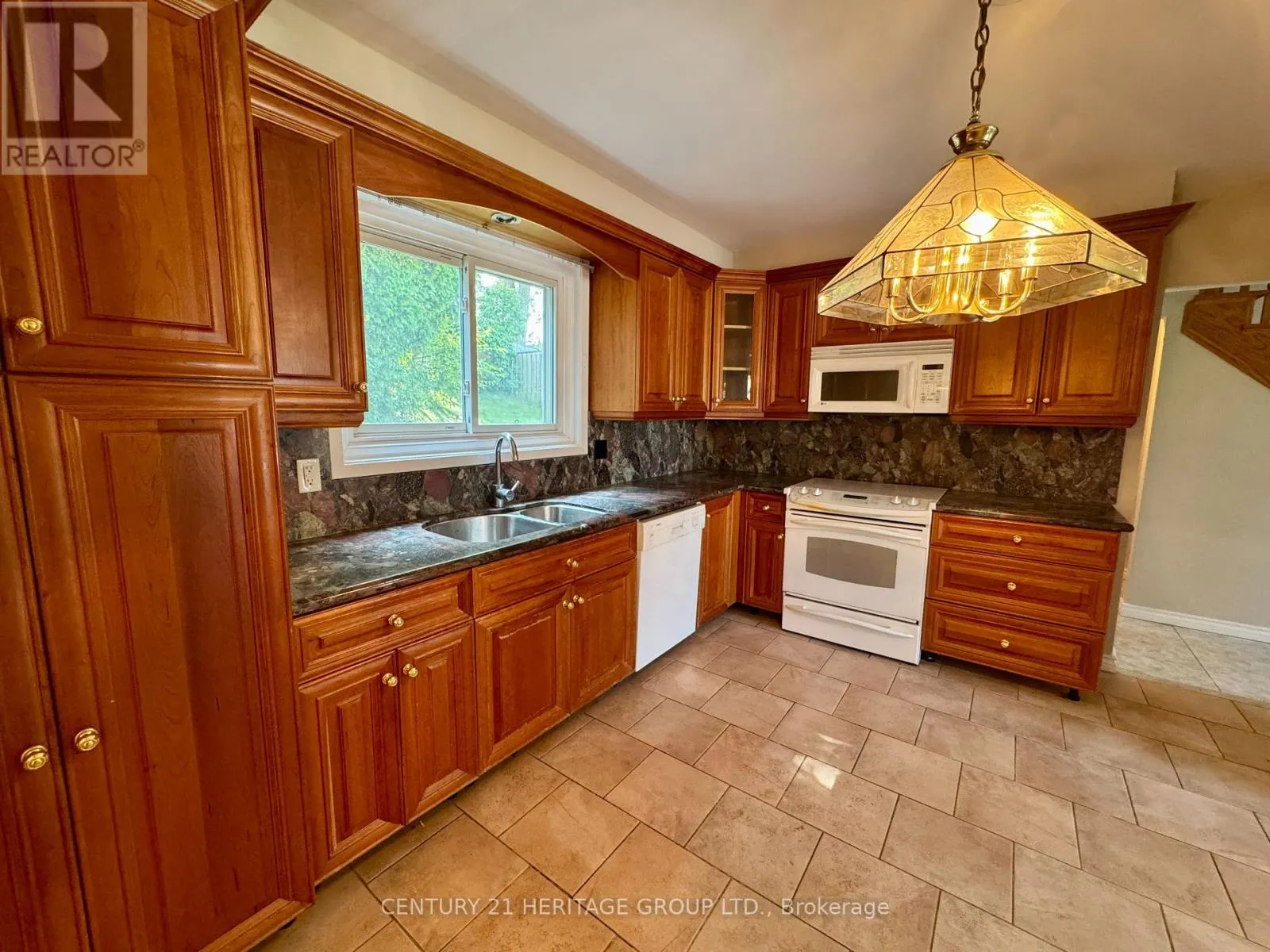 584 ARNHEM DRIVE