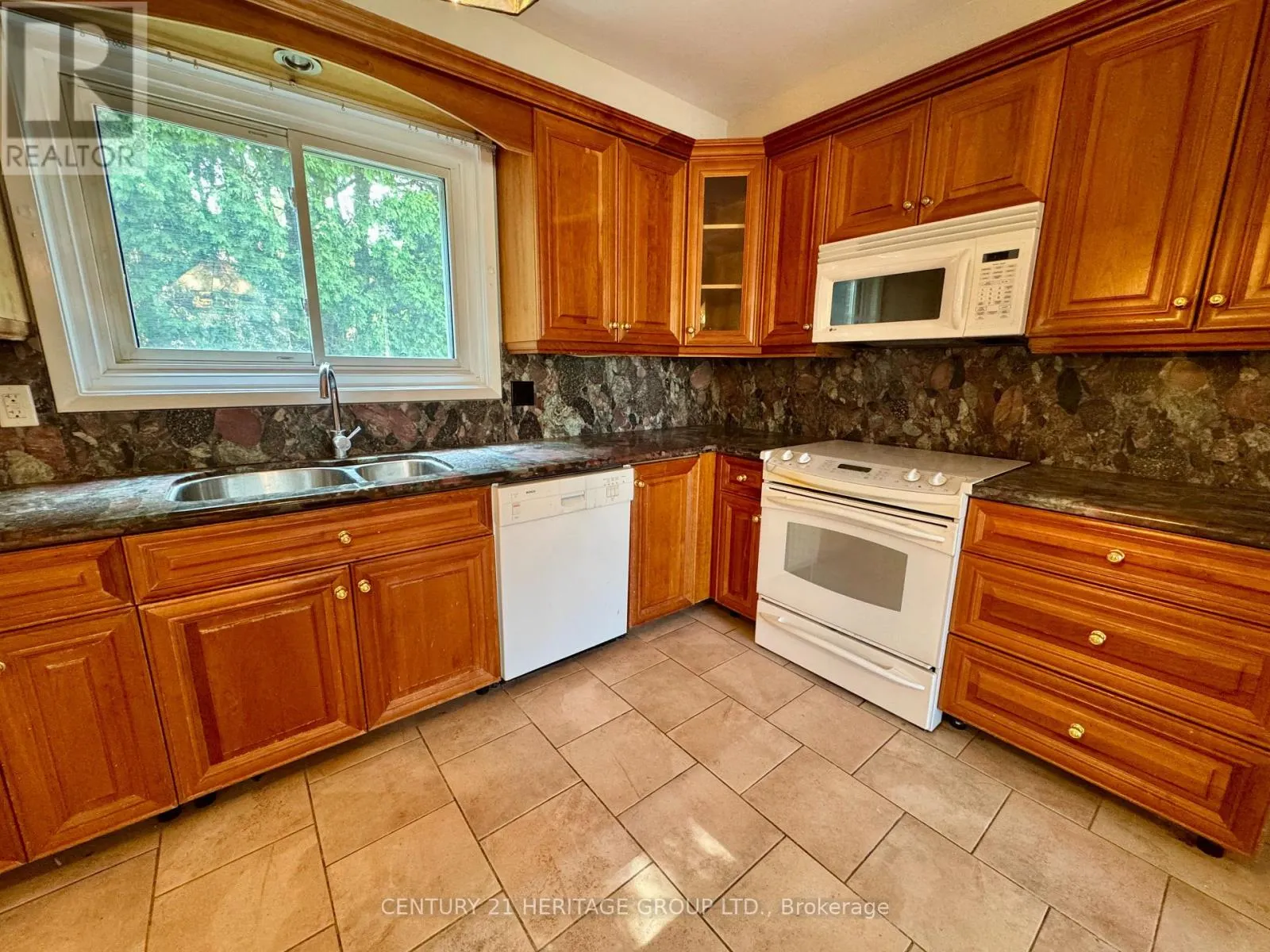 584 ARNHEM DRIVE