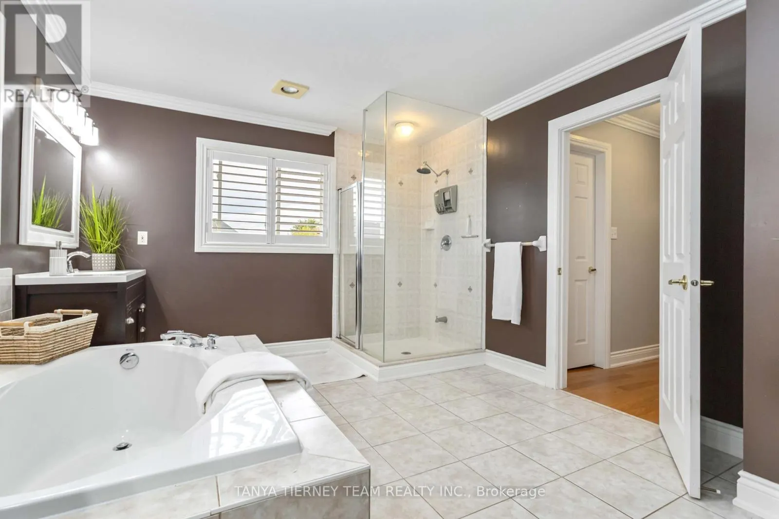 11 CLARIDGE CRESCENT