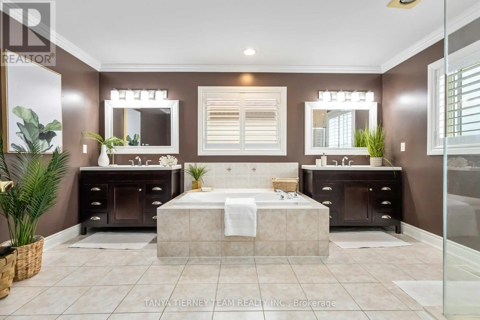 11 CLARIDGE CRESCENT
