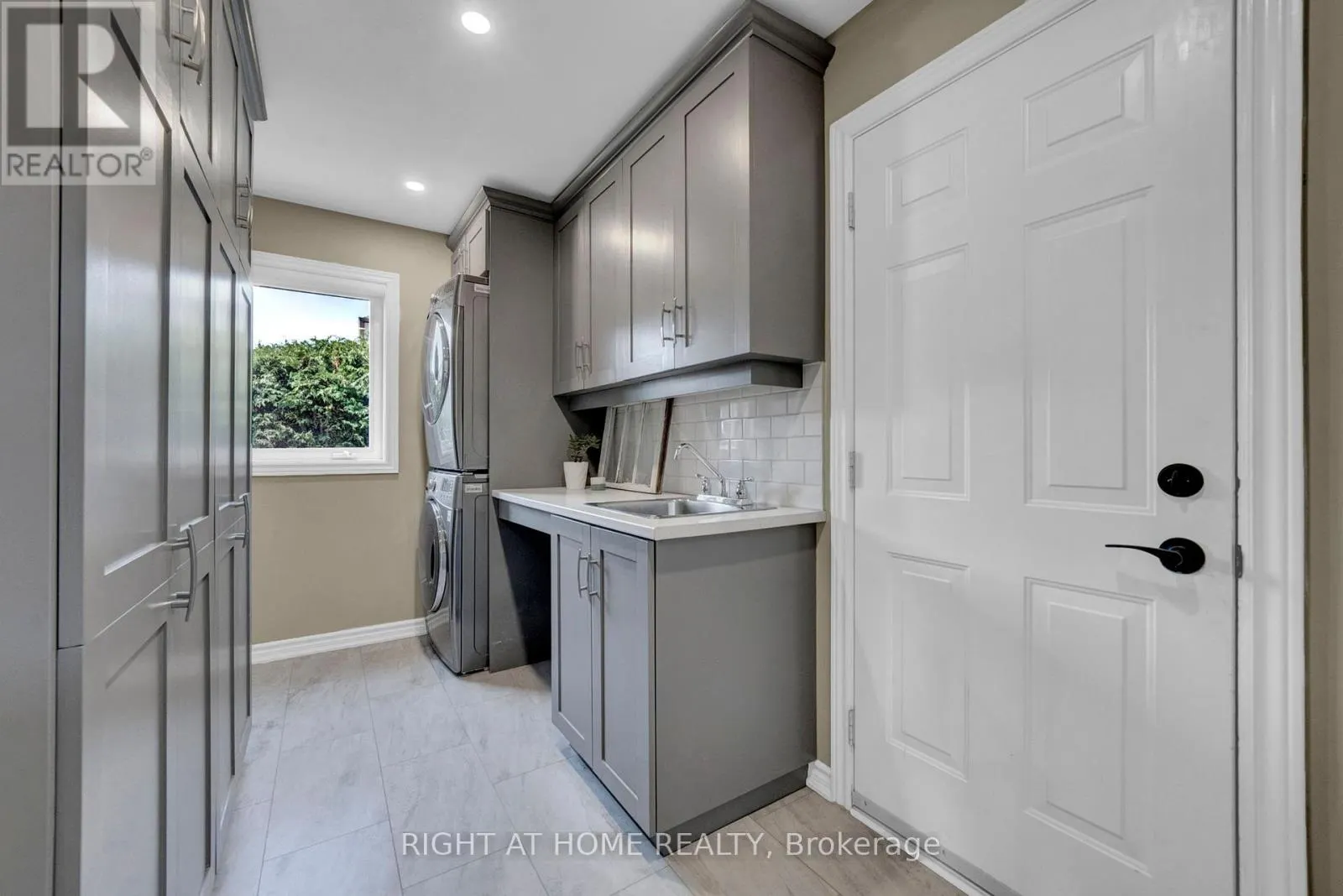 889 OBERLAND DRIVE