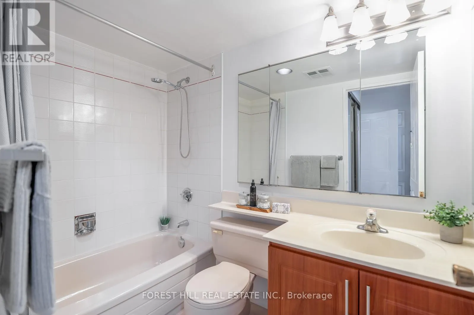 303 - 225 BAMBURGH CIRCLE