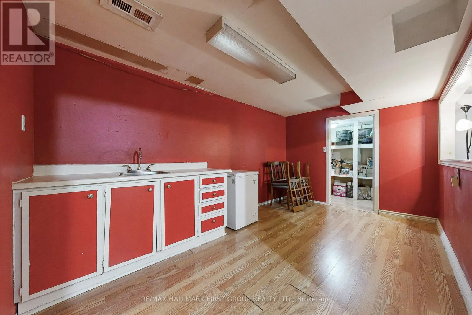 1119 VALLEY COURT