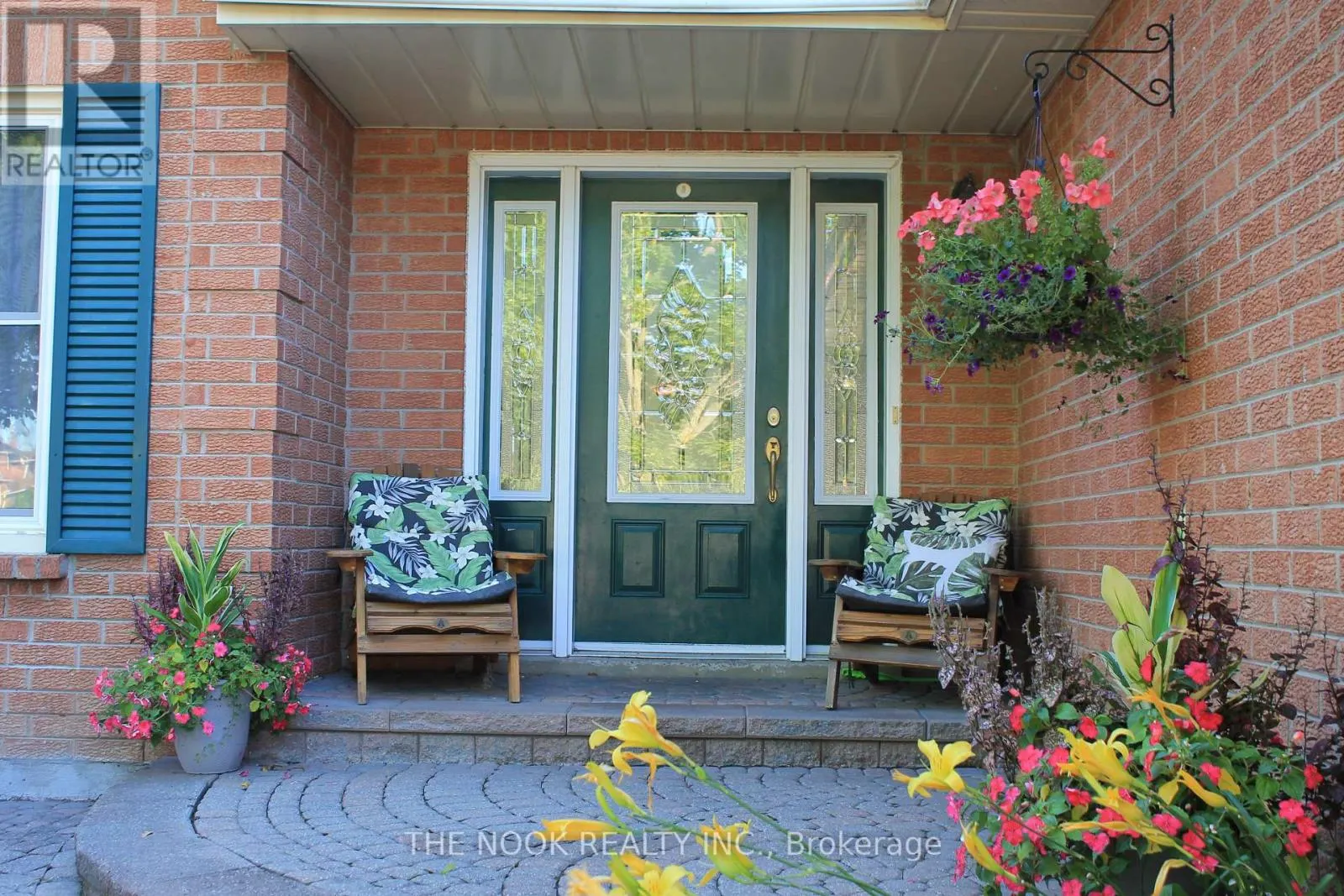 42 ROBINSON CRESCENT