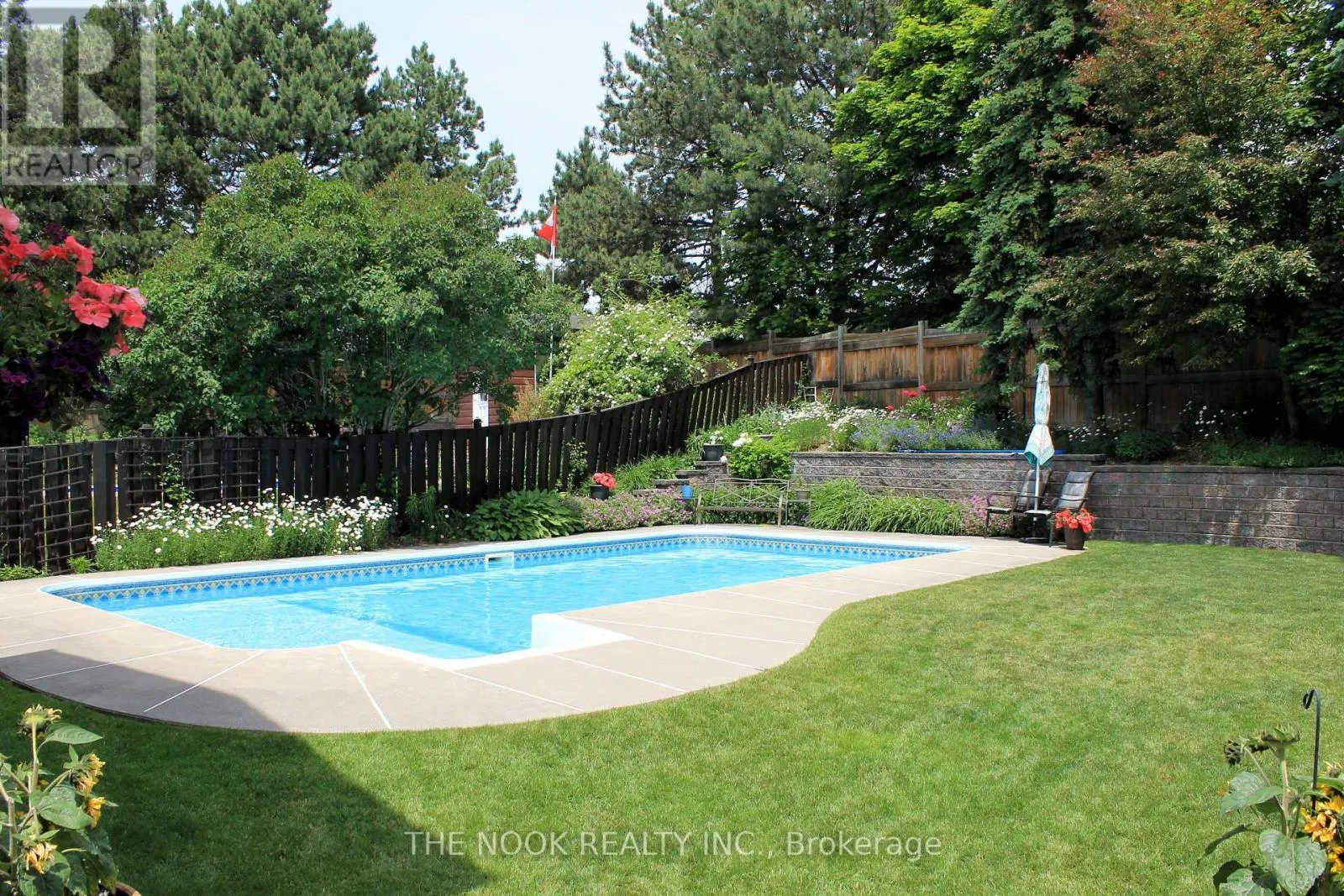 42 ROBINSON CRESCENT