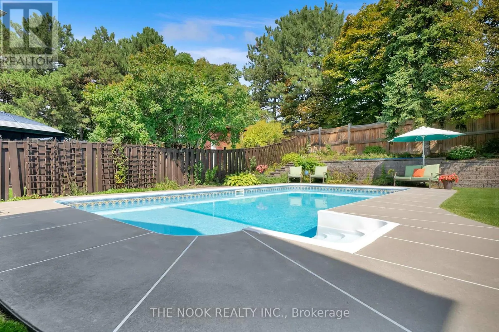 42 ROBINSON CRESCENT