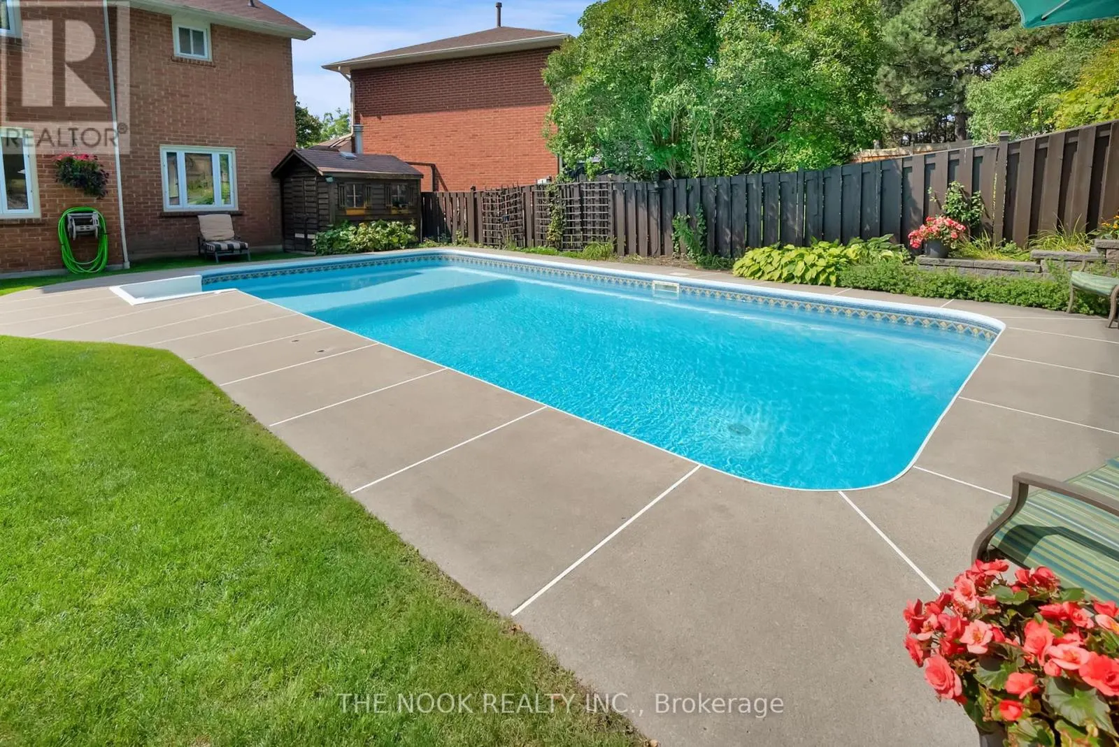 42 ROBINSON CRESCENT